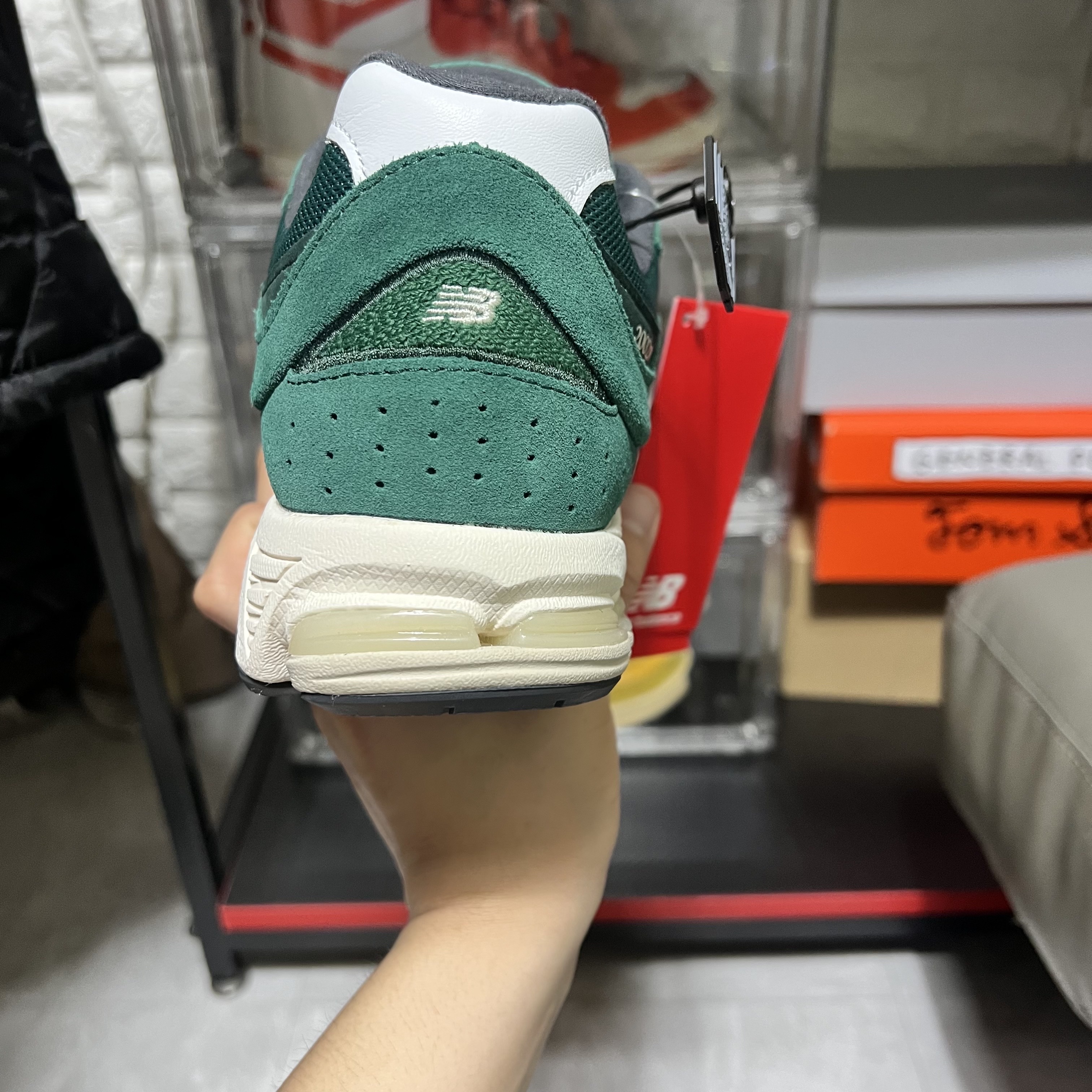 New Balance 2002R Nightwatch Green 착용 스타일 - 3