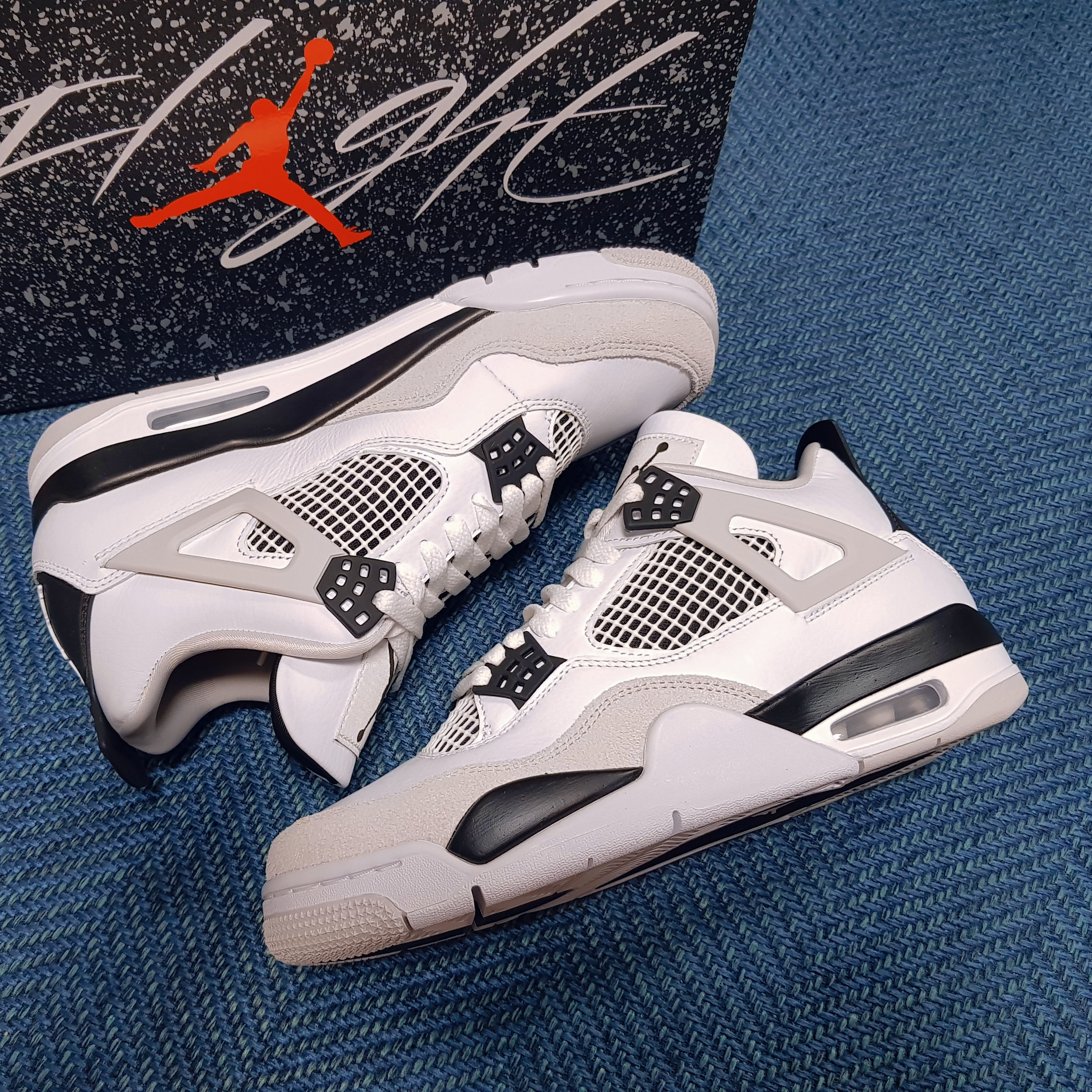 Jordan 4 Retro White and Black 착용 스타일
