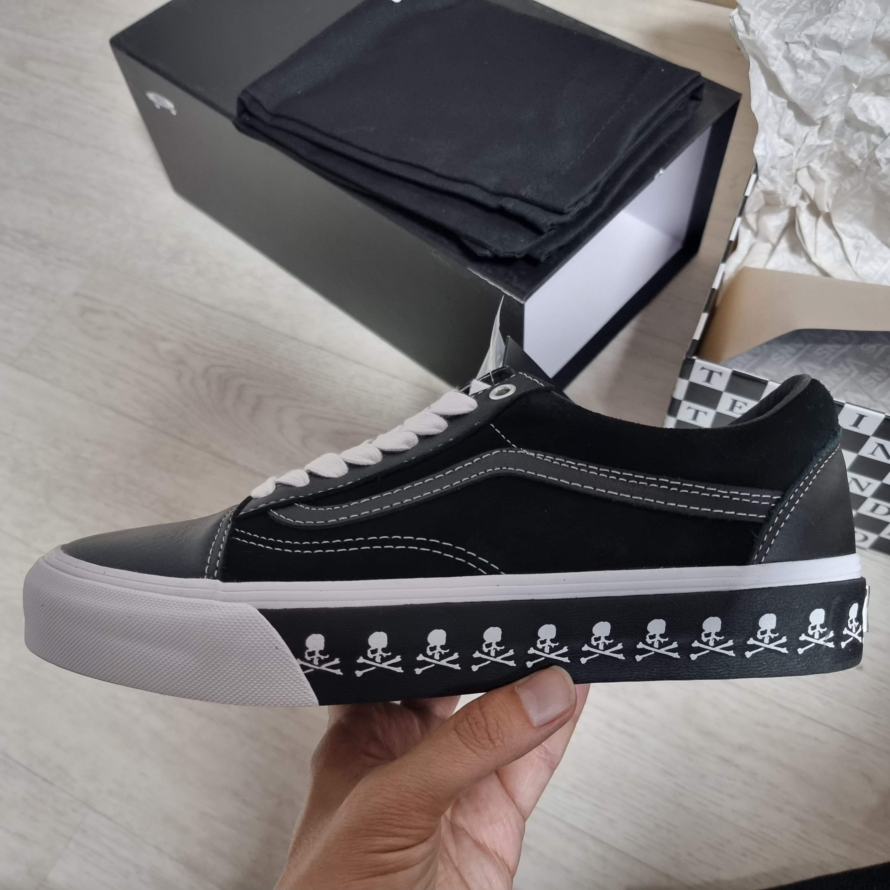 Vans Vault x Mastermind OG Old Skool LX Black 착용 스타일 - 5
