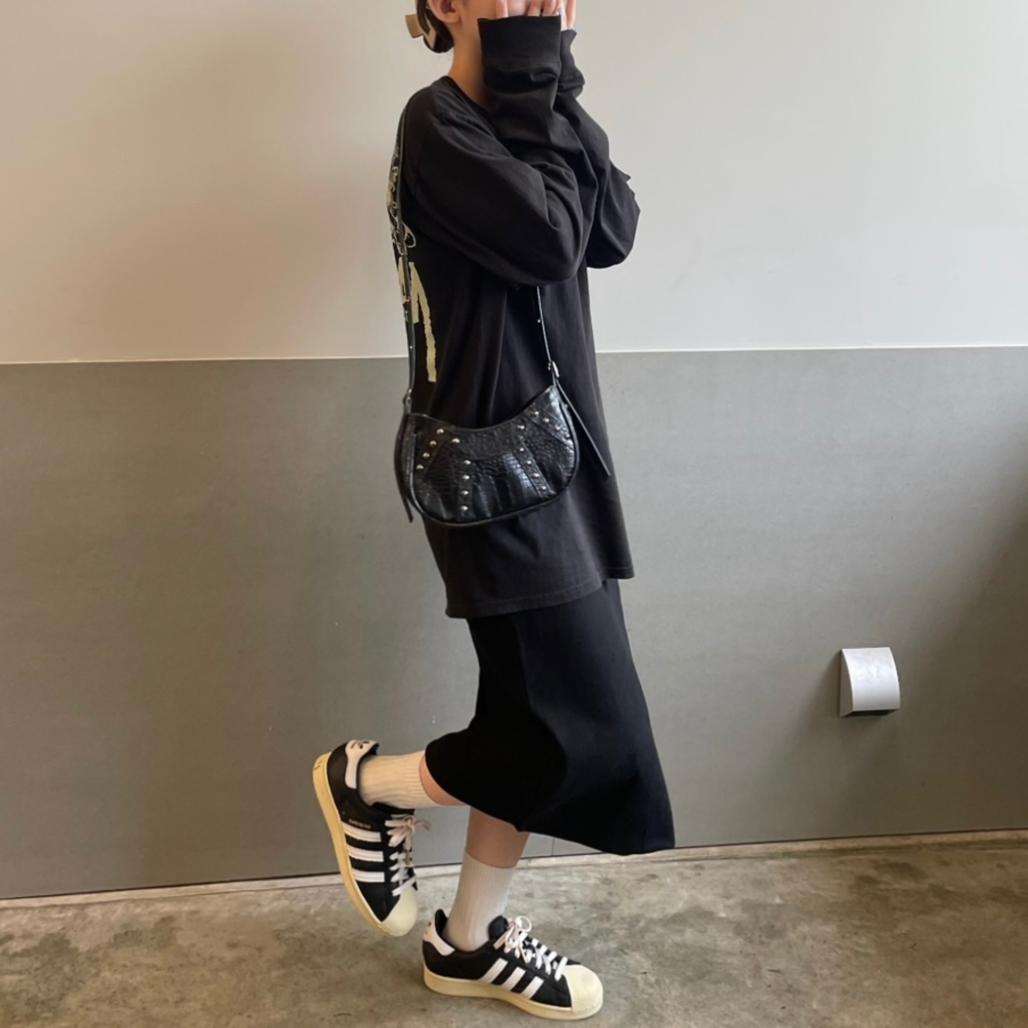 Adidas Superstar 82 Black White, Adidas Superstar 82 FI Core Black 착용 스타일 - 3