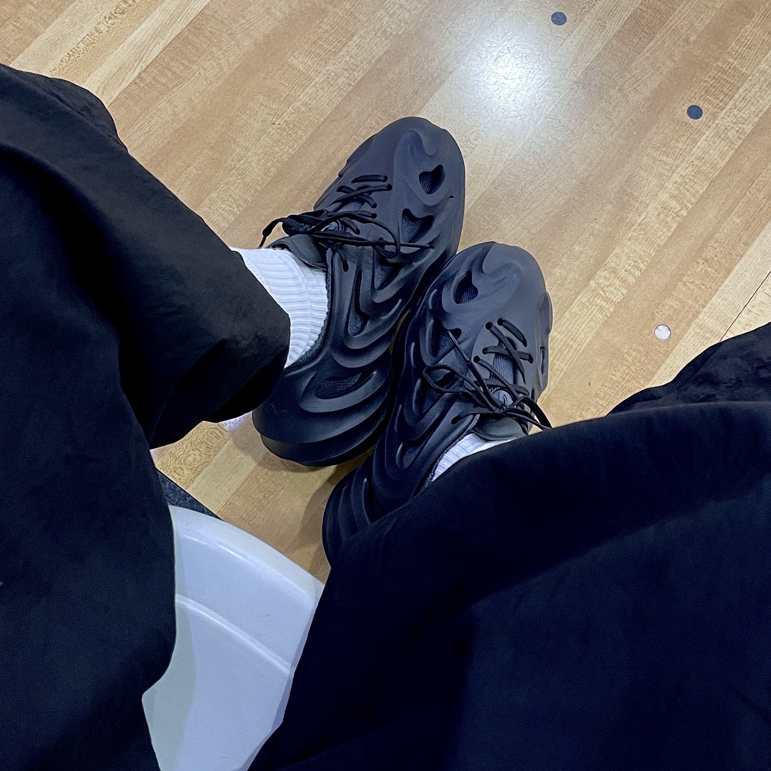 Adidas Adifom Q Core Black Carbon 착용 스타일