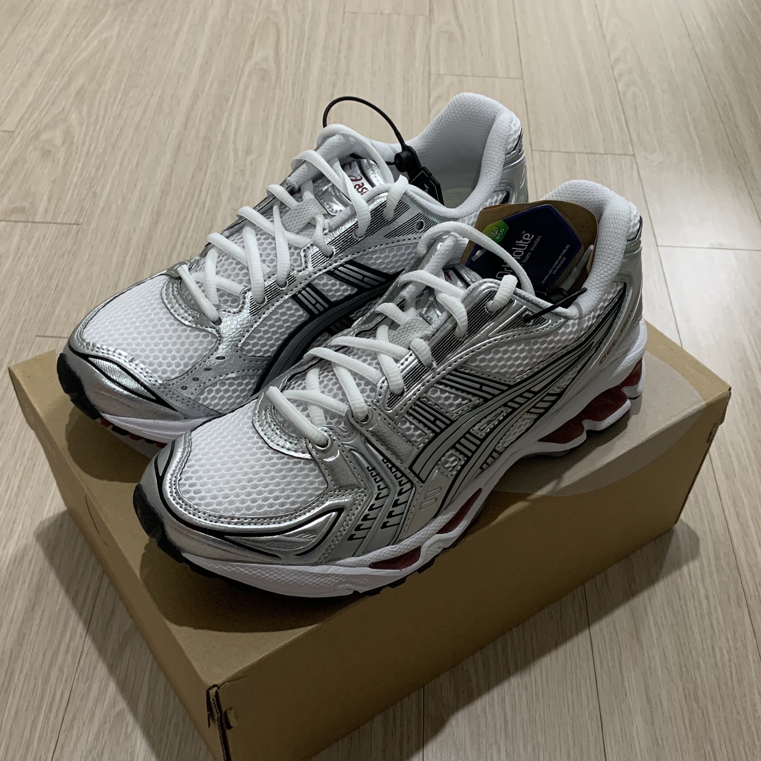 Asics Gel-Kayano 14 White Pure Silver Red 착용 스타일 - 1