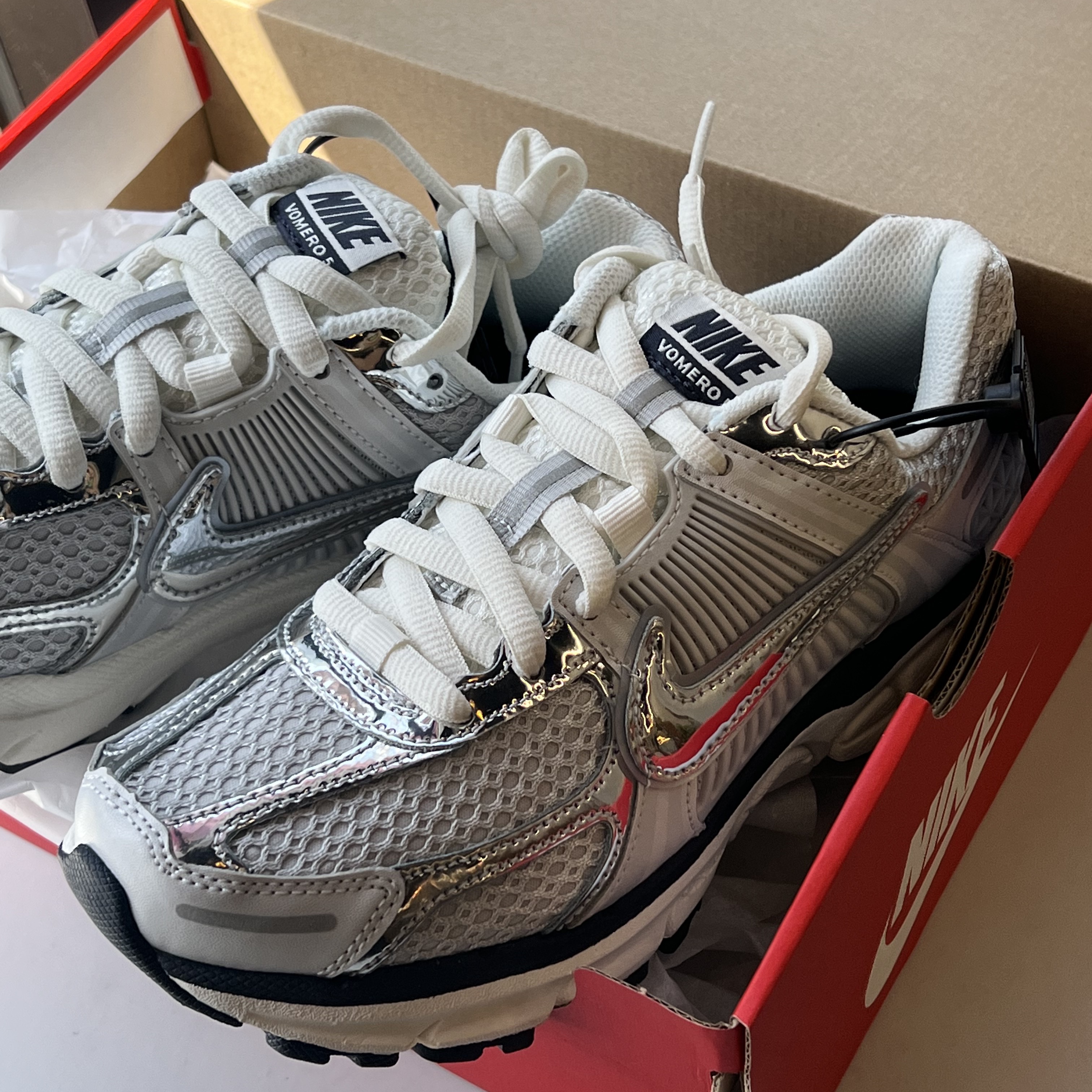 (W) Nike Zoom Vomero 5 Photon Dust and Metallic Silver 착용 스타일 - 1