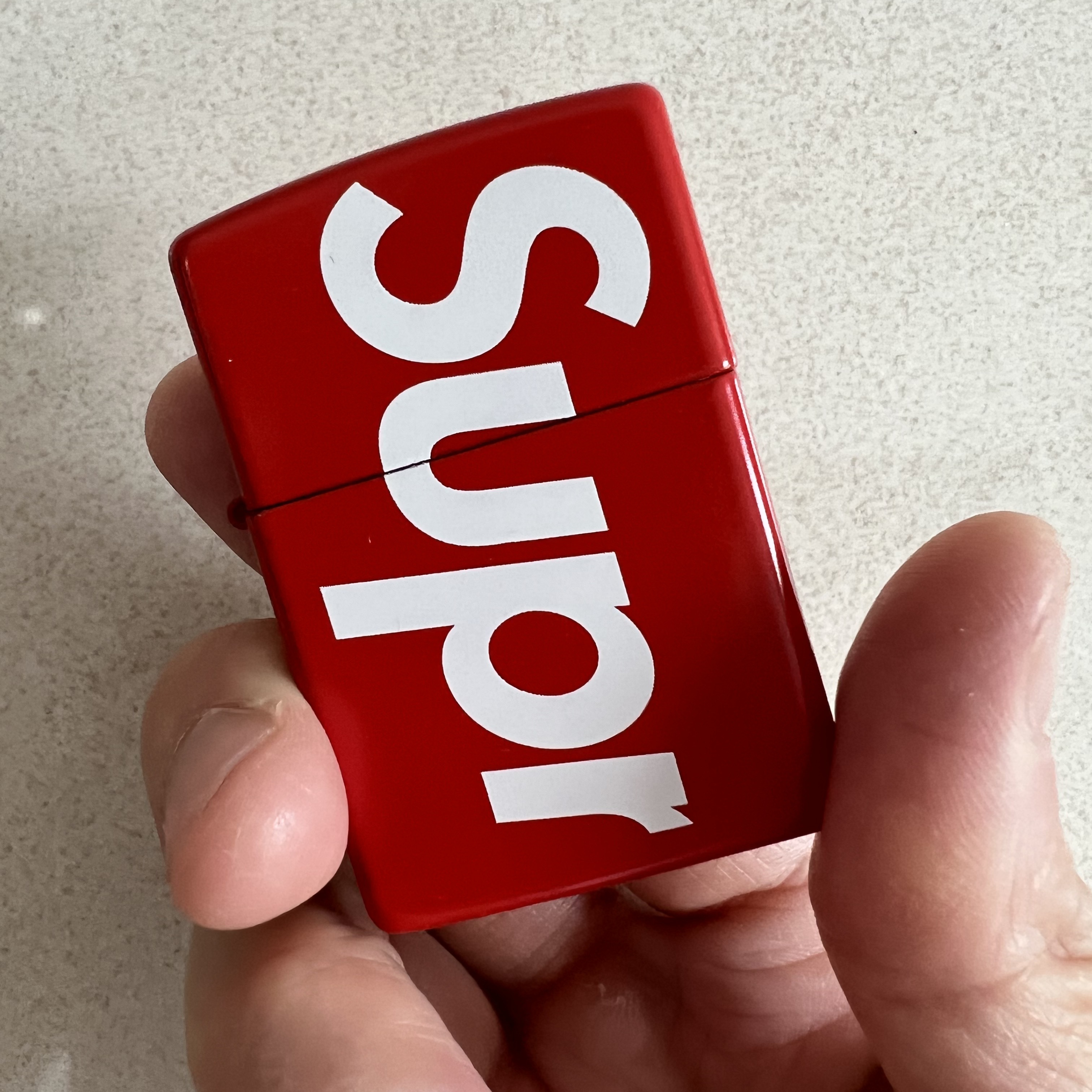 Supreme Logo Zippo Red 착용 스타일 - 2