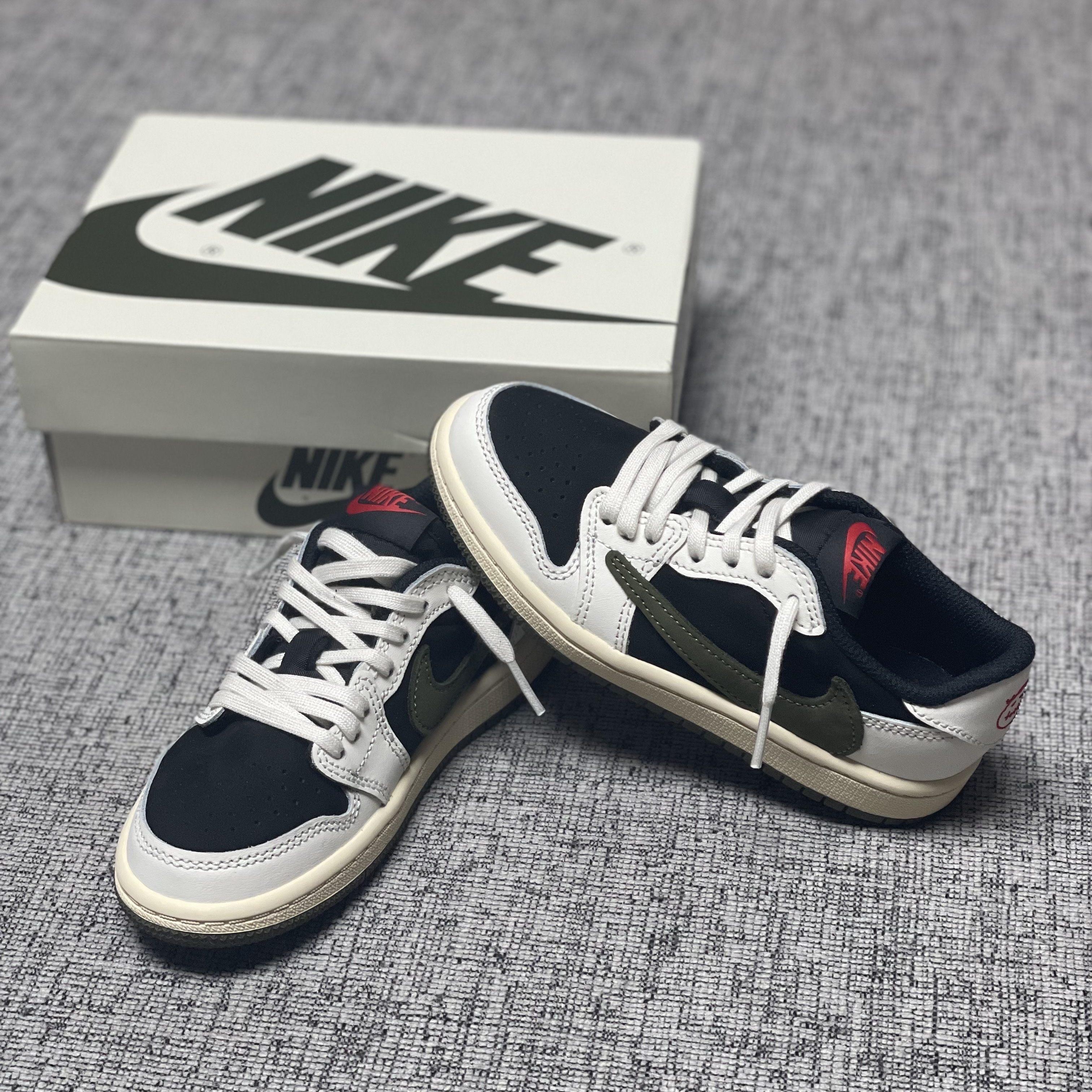 (PS) Jordan 1 x Travis Scott Retro Low OG SP Medium Olive 착용 스타일 - 1