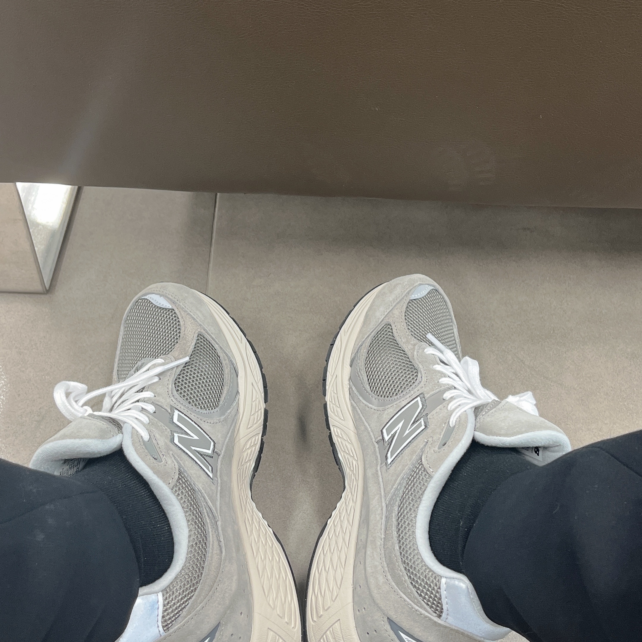 New Balance 2002R Grey 착용 스타일