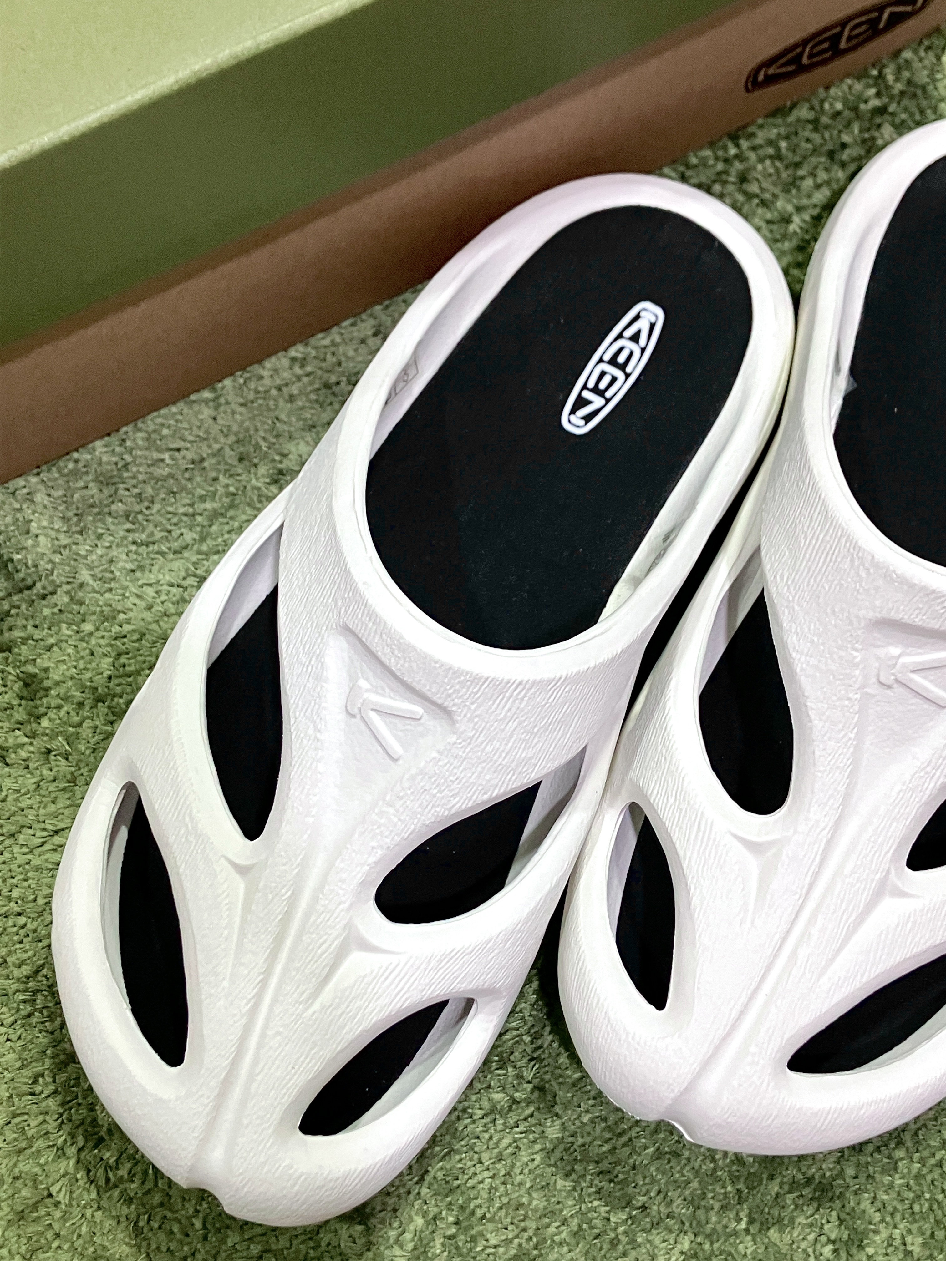 (W) Keen Shanti White Black 착용 스타일