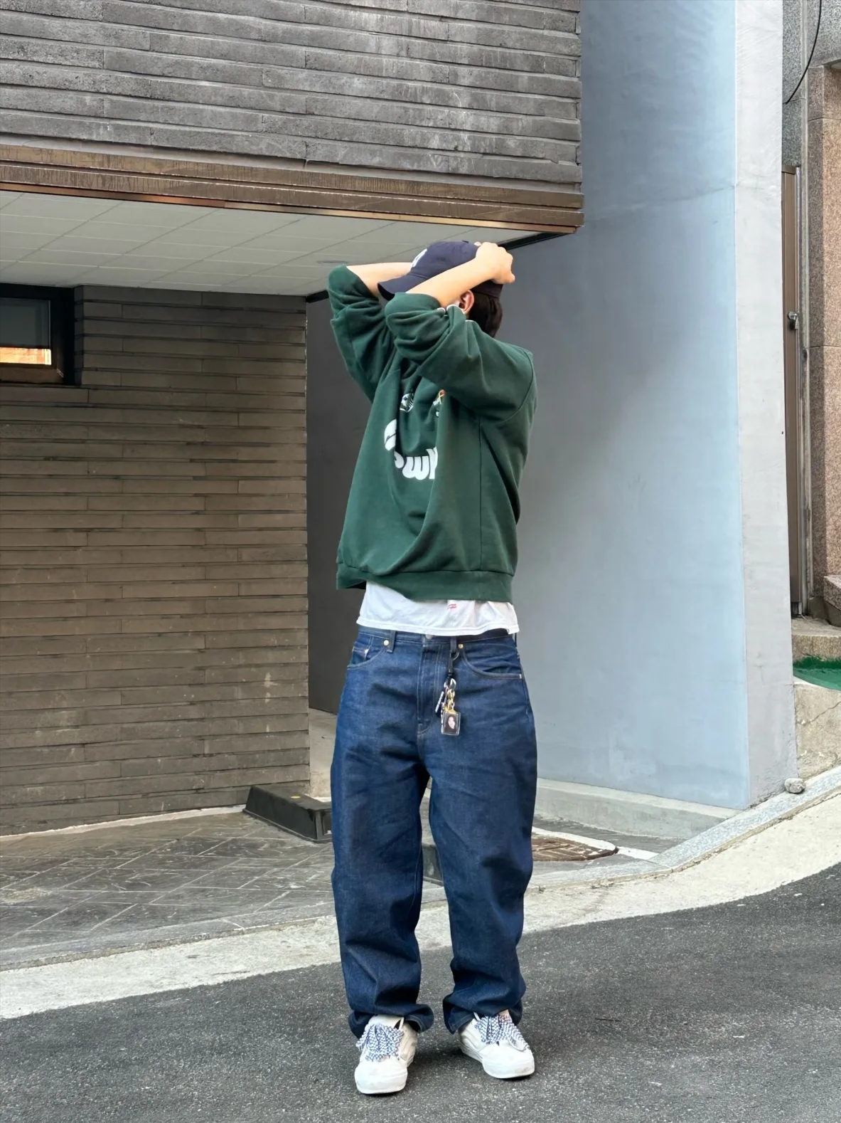 New Era x MoMA New York Yankees Cap Navy, Supreme Hanes Tagless T-Shirt White (3 Pack) 착용 스타일 - 2