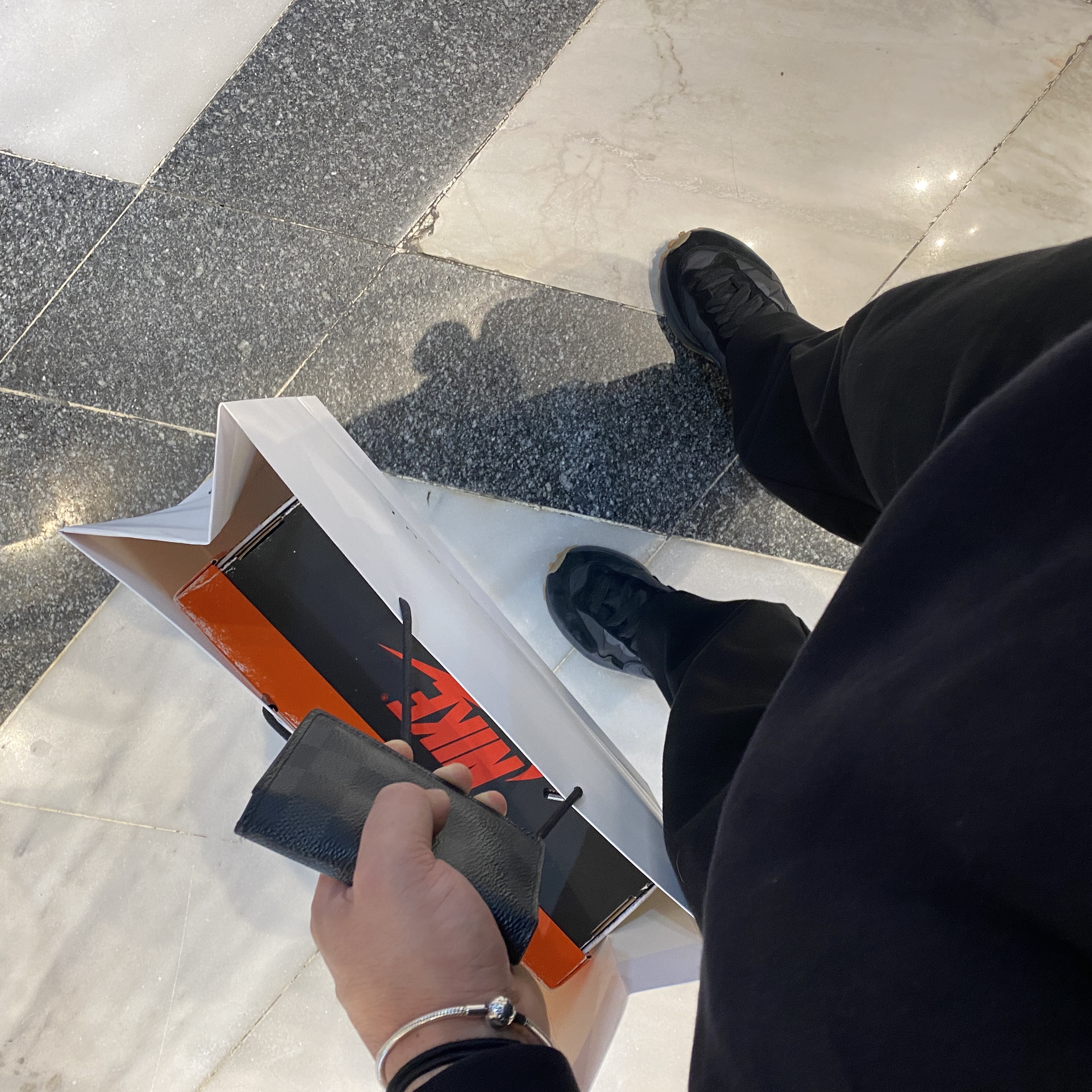 Nike x Sacai VaporWaffle Black and Gum, Jordan 1 Retro High OG Chicago 2022 착용 스타일