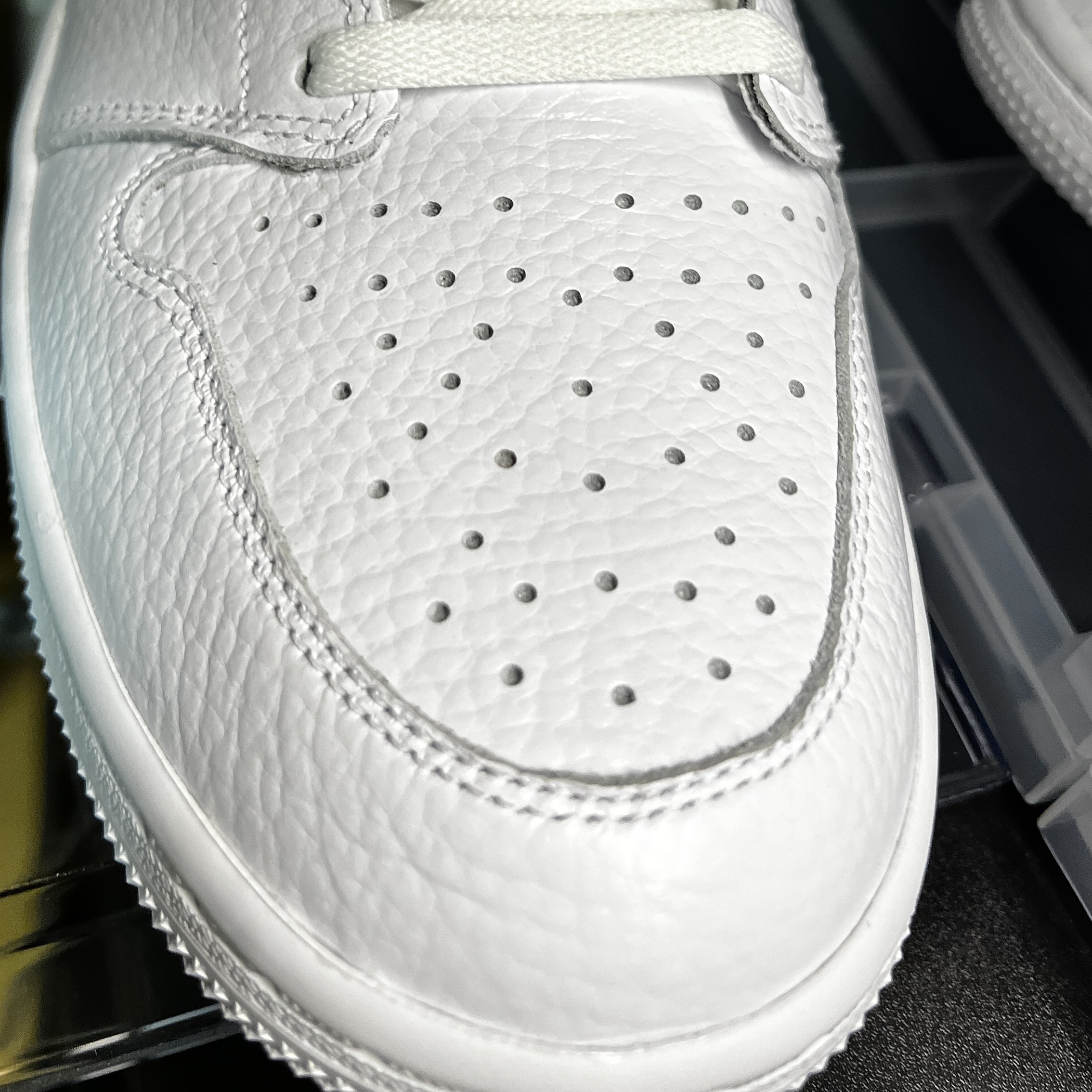 Jordan 1 Low Golf Triple White 착용 스타일 - 3