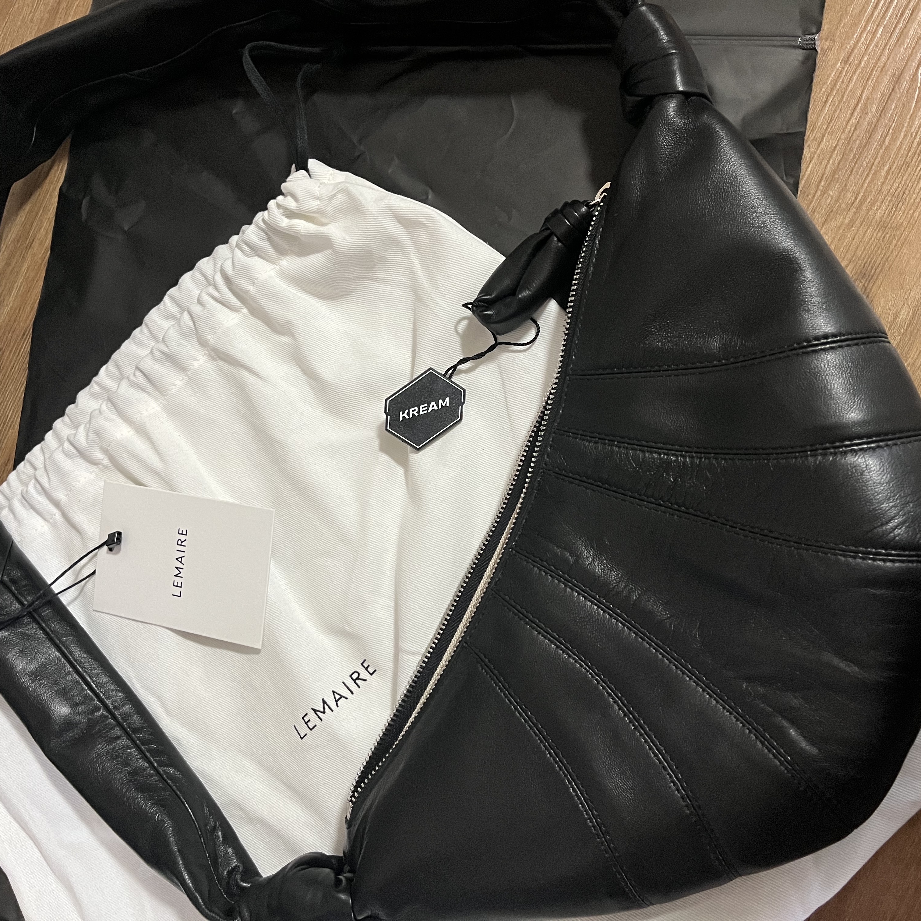 Lemaire Small Croissant Bag Soft Nappa Leather Black 착용 스타일 - 2