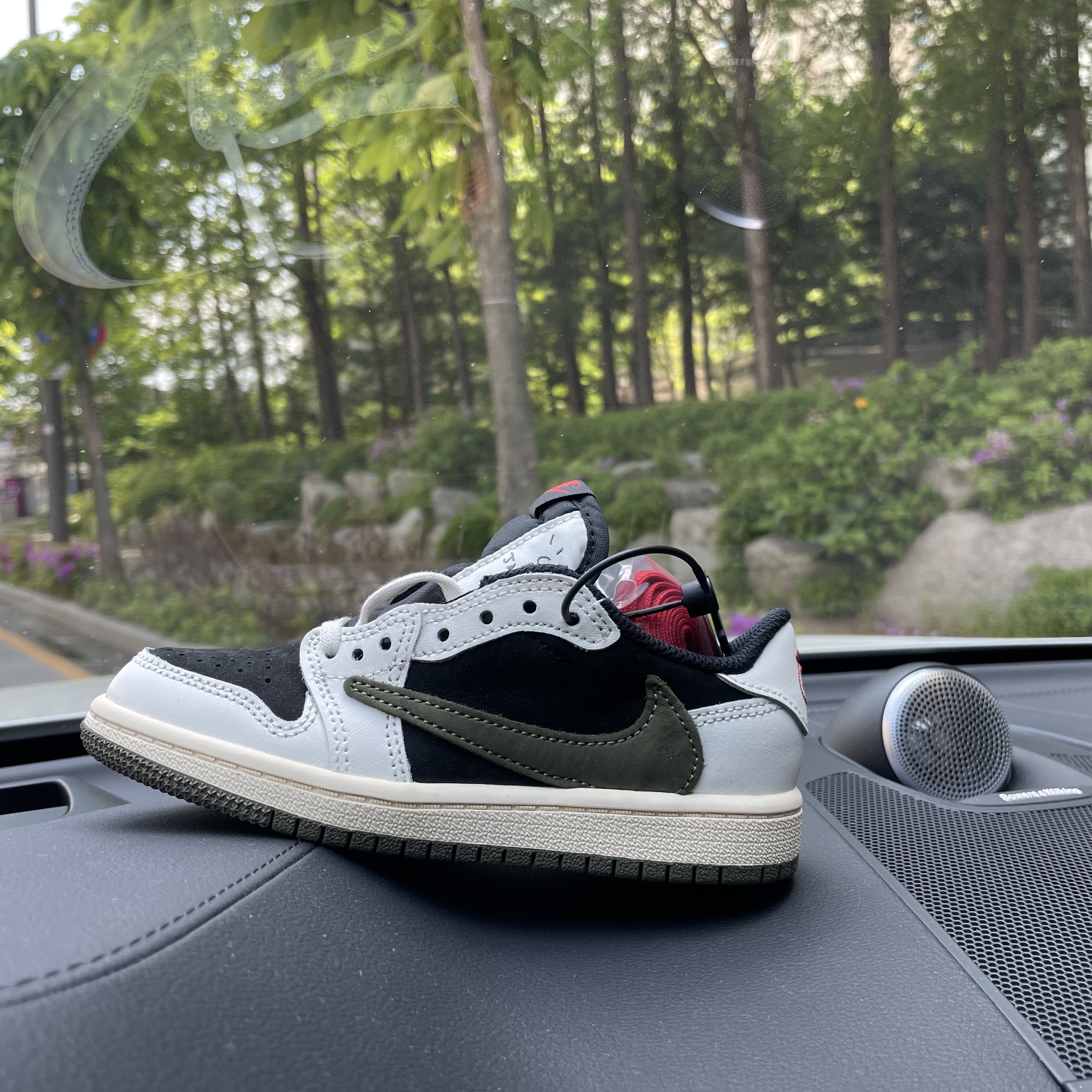 (PS) Jordan 1 x Travis Scott Retro Low OG SP Medium Olive 착용 스타일 - 2
