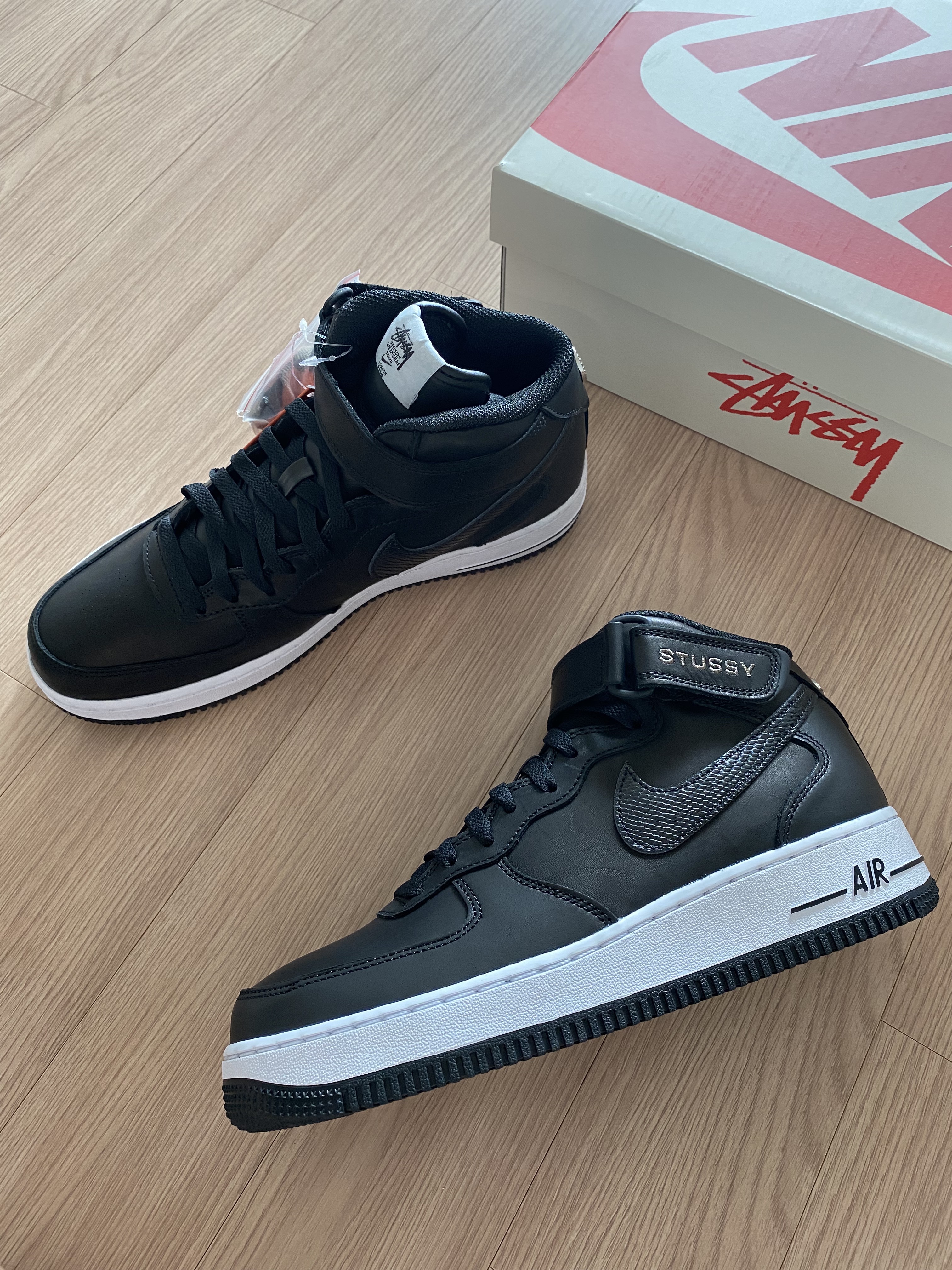Nike x Stussy Air Force 1 '07 Mid SP Black 착용 스타일 - 1