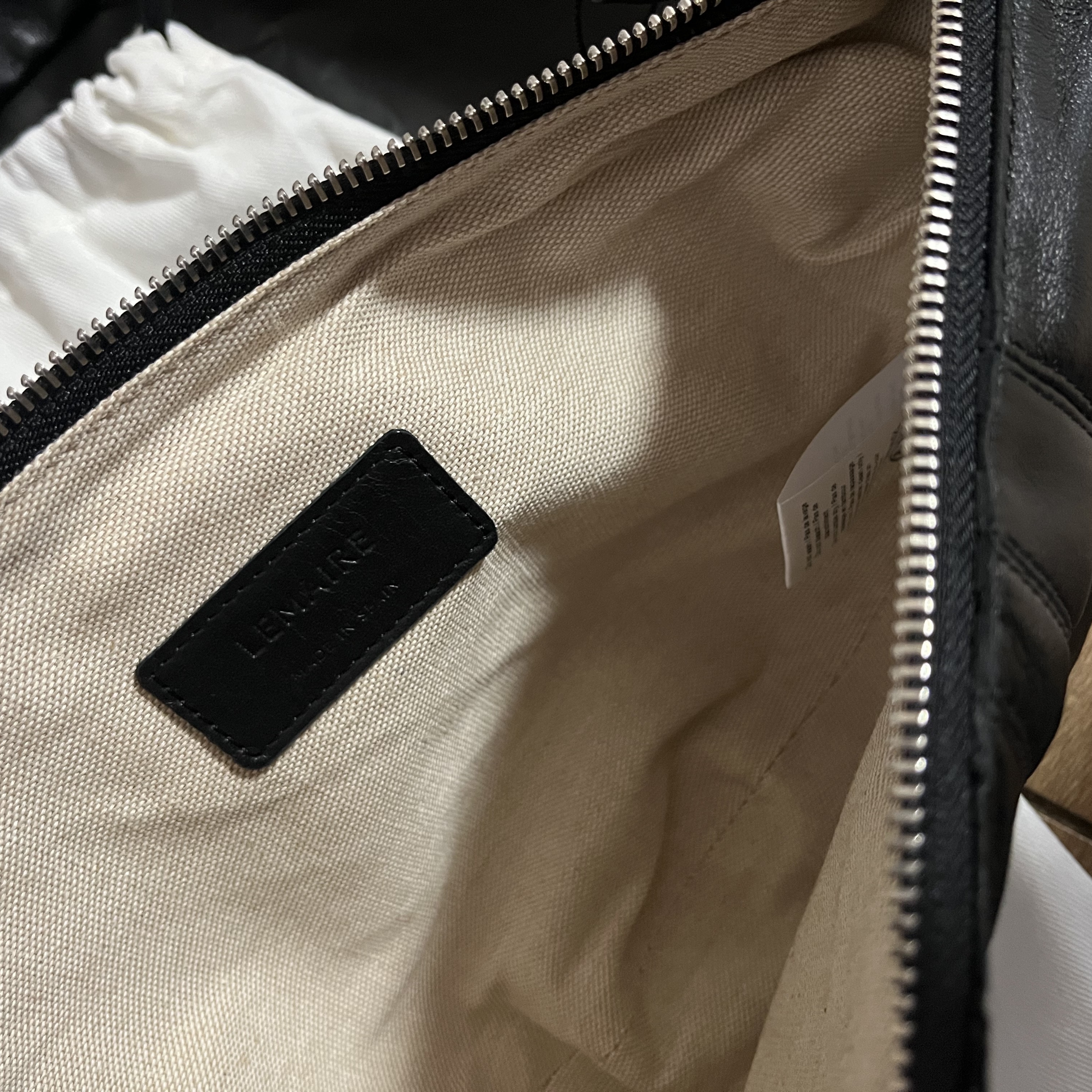 Lemaire Small Croissant Bag Soft Nappa Leather Black 착용 스타일 - 3