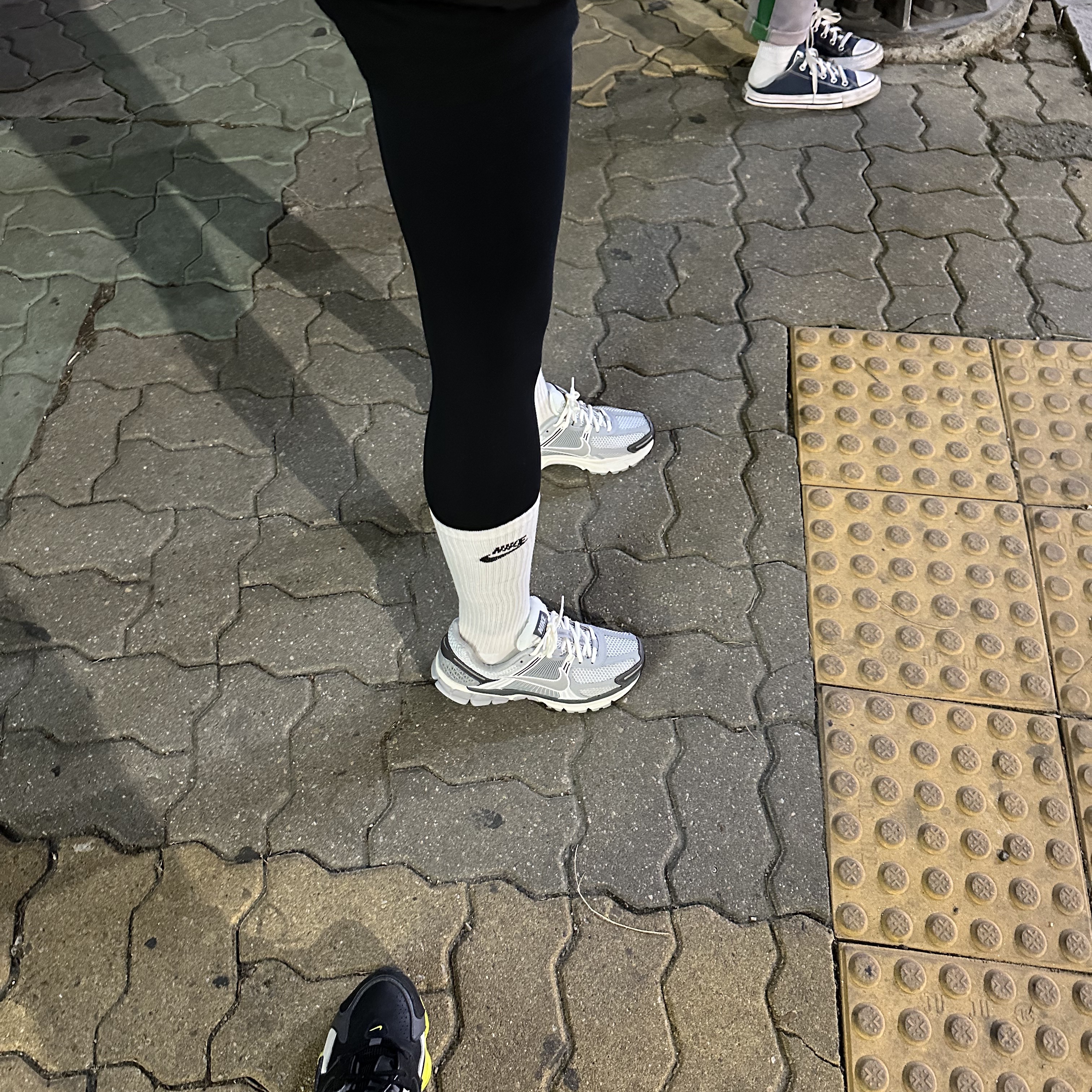(W) Nike Zoom Vomero 5 Pure Platinum Metallic Silver 착용 스타일 - 1