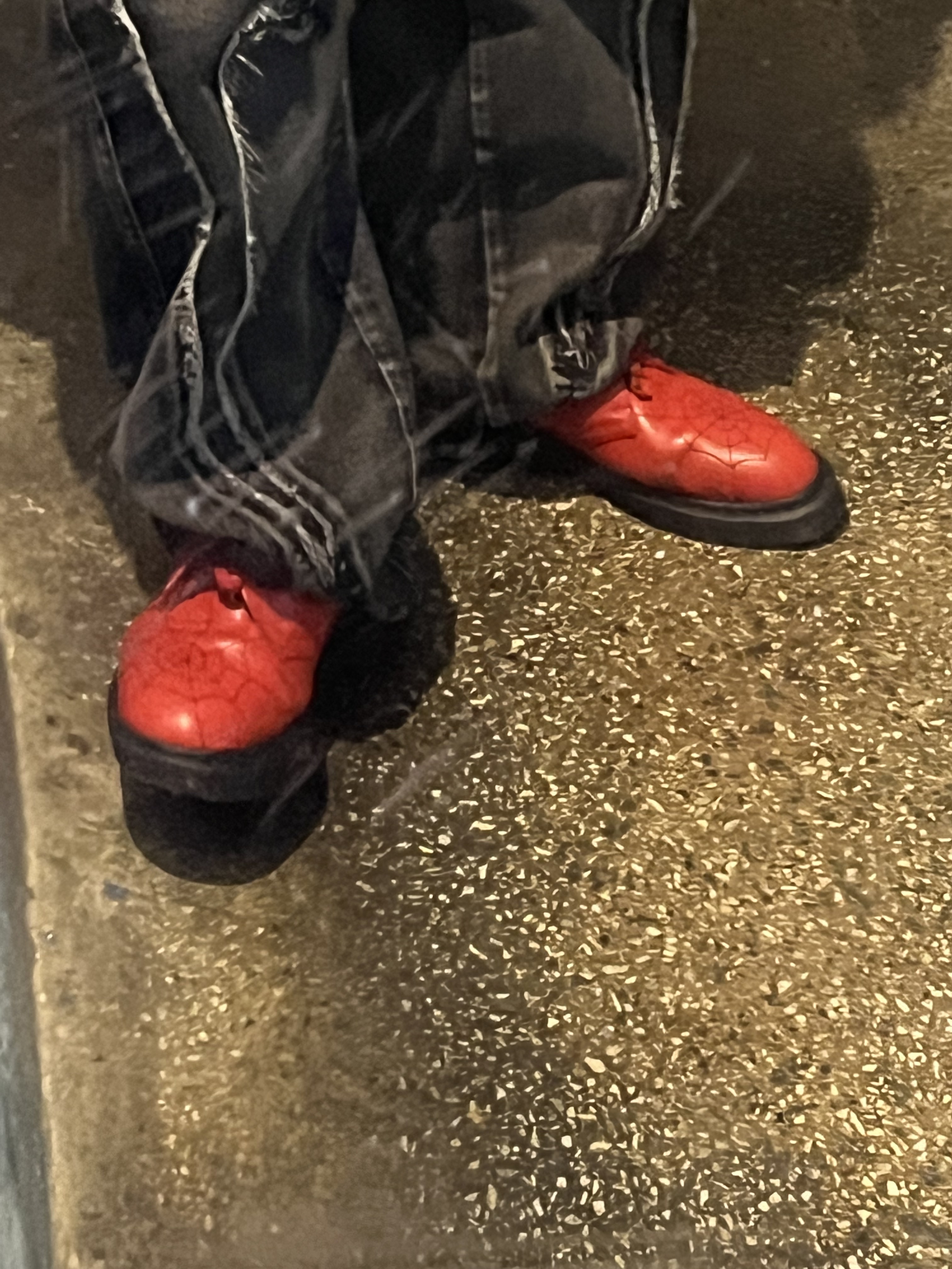 Dr. Martens x Supreme Spiderweb 3-Eye Shoe Red 착용 스타일 - 4