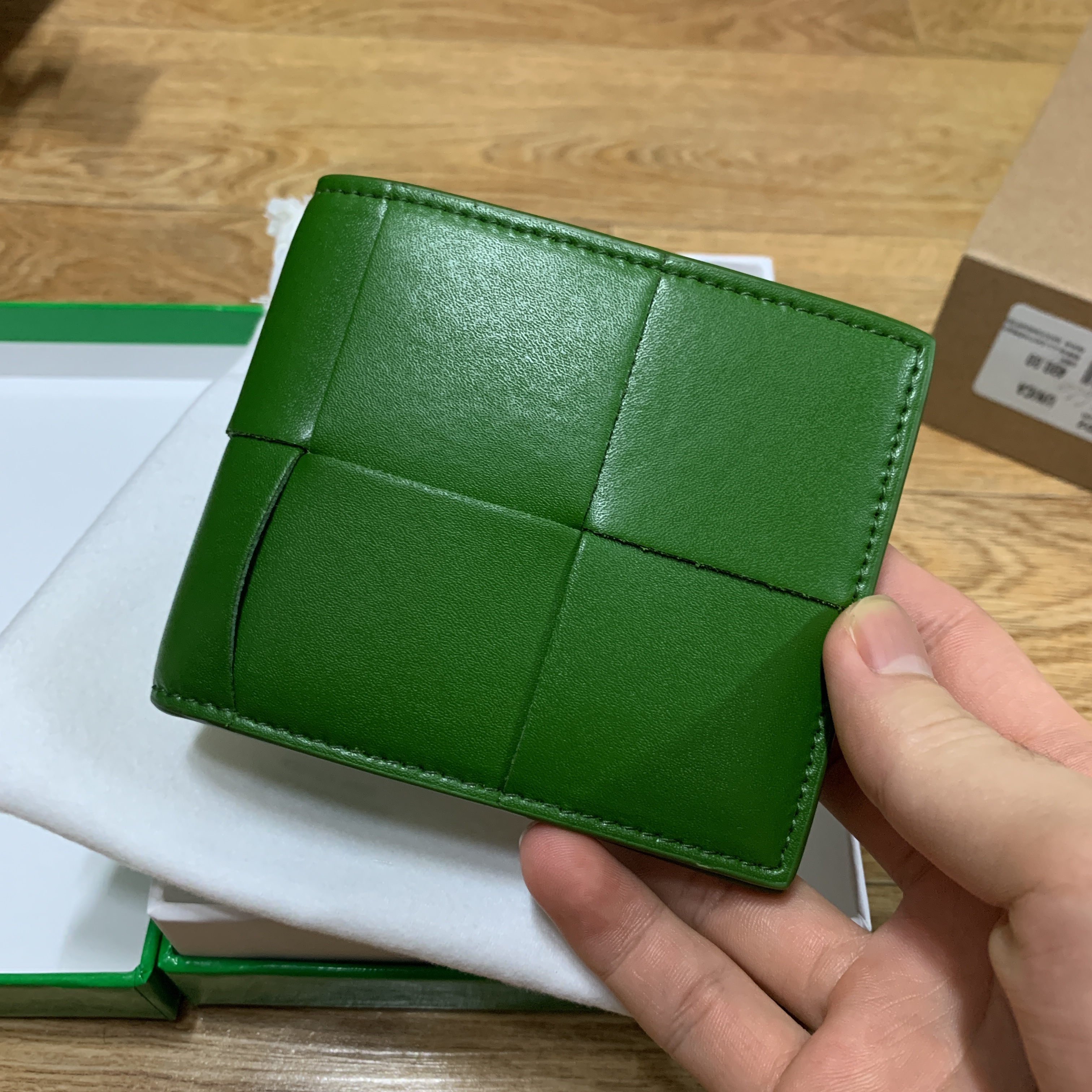 Bottega Veneta Bi-Fold Wallet Avocado 착용 스타일