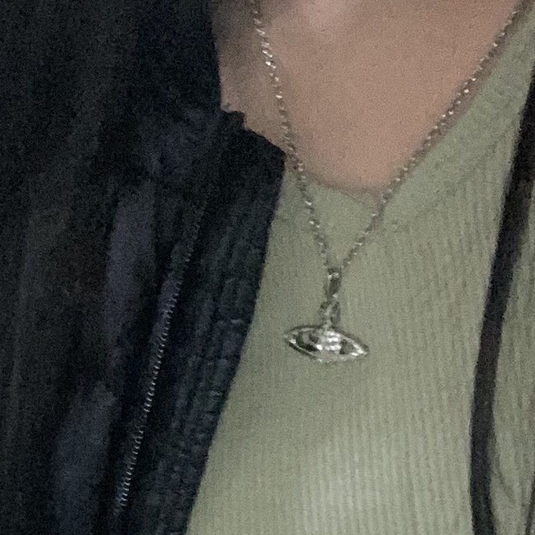 Vivienne Westwood Mini Bas Relief Pendant Silver 착용 스타일