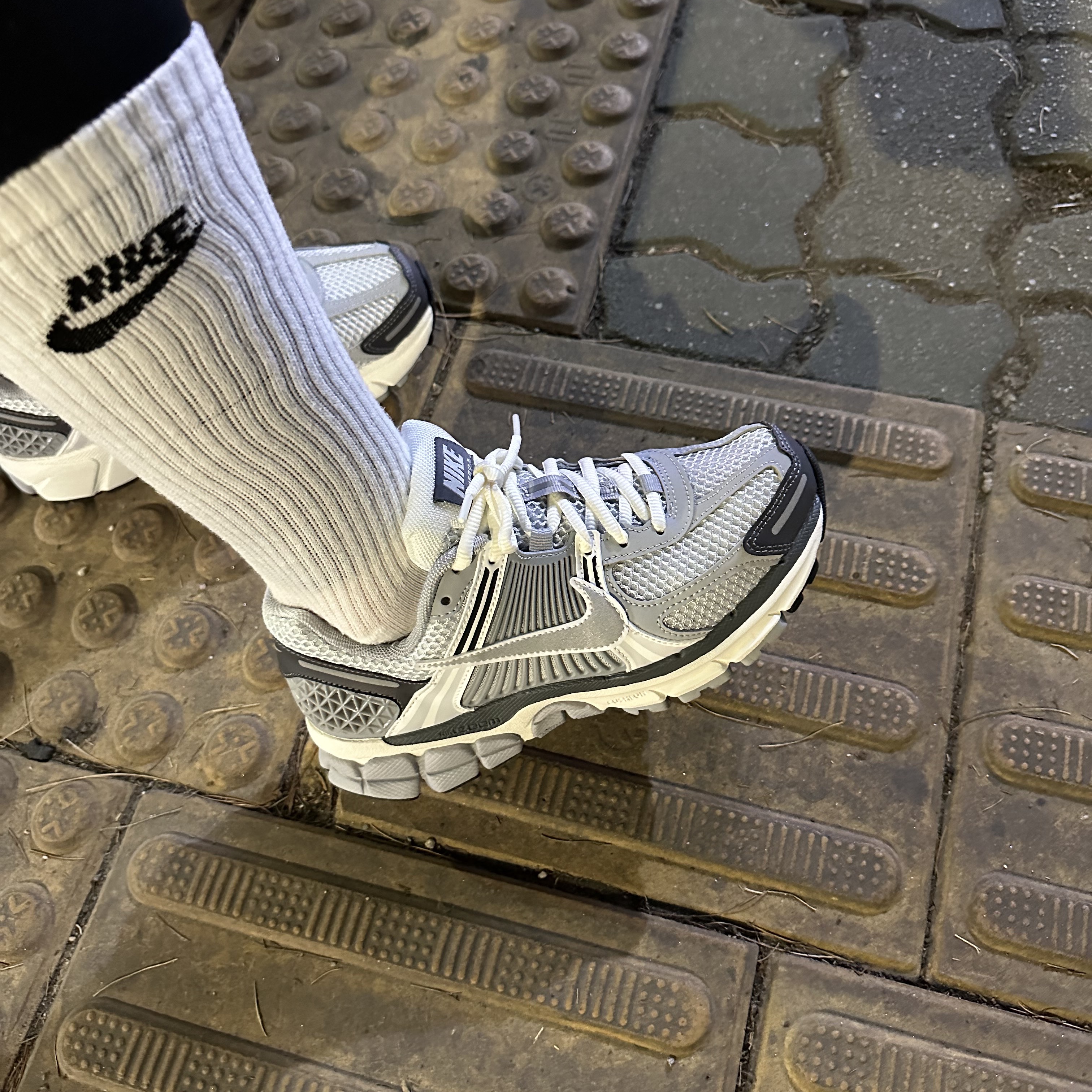 (W) Nike Zoom Vomero 5 Pure Platinum Metallic Silver 착용 스타일 - 2