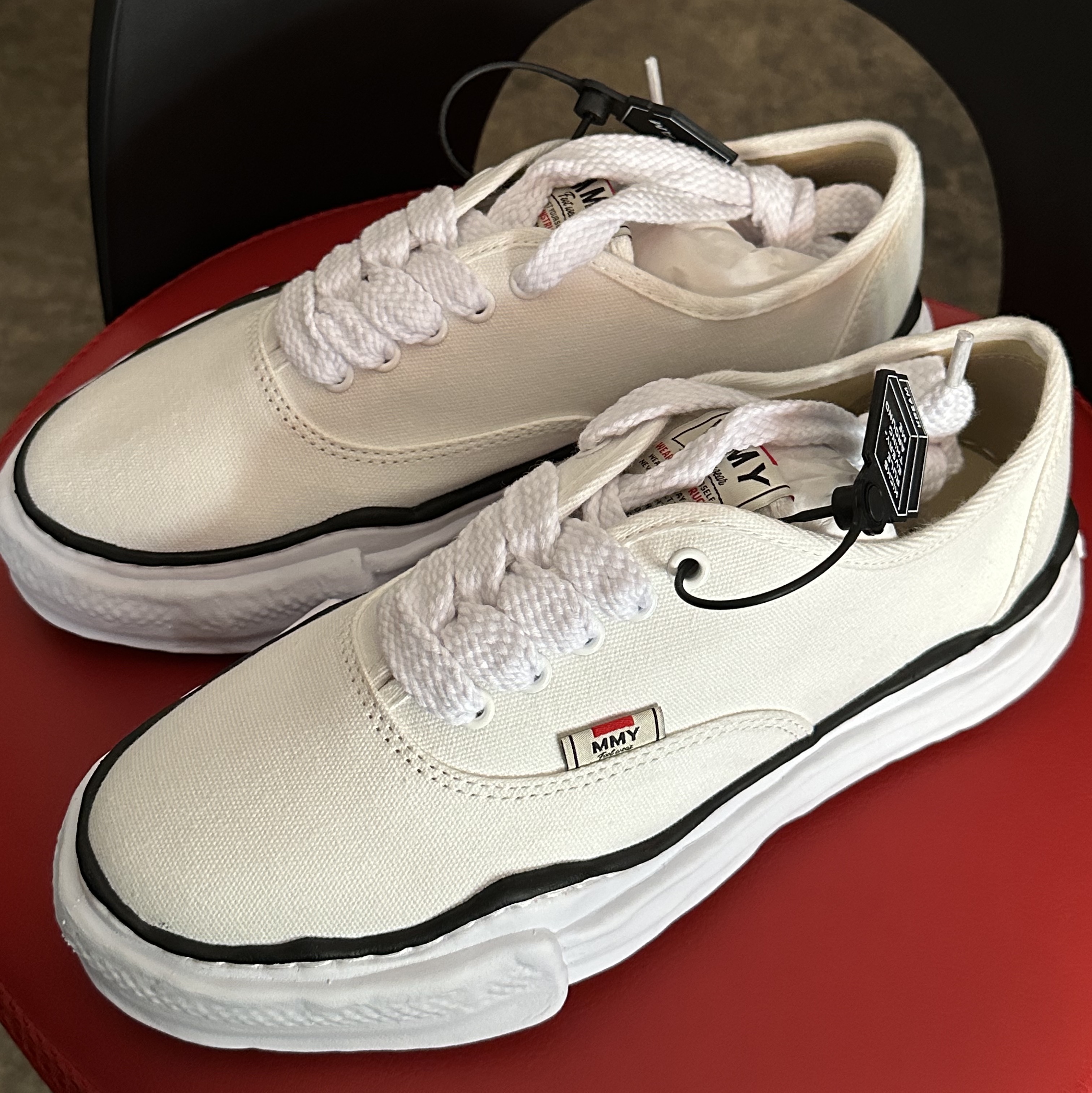 Maison Mihara Yasuhiro Baker OG Sole Canvas Low Cut Sneakers White 착용 스타일