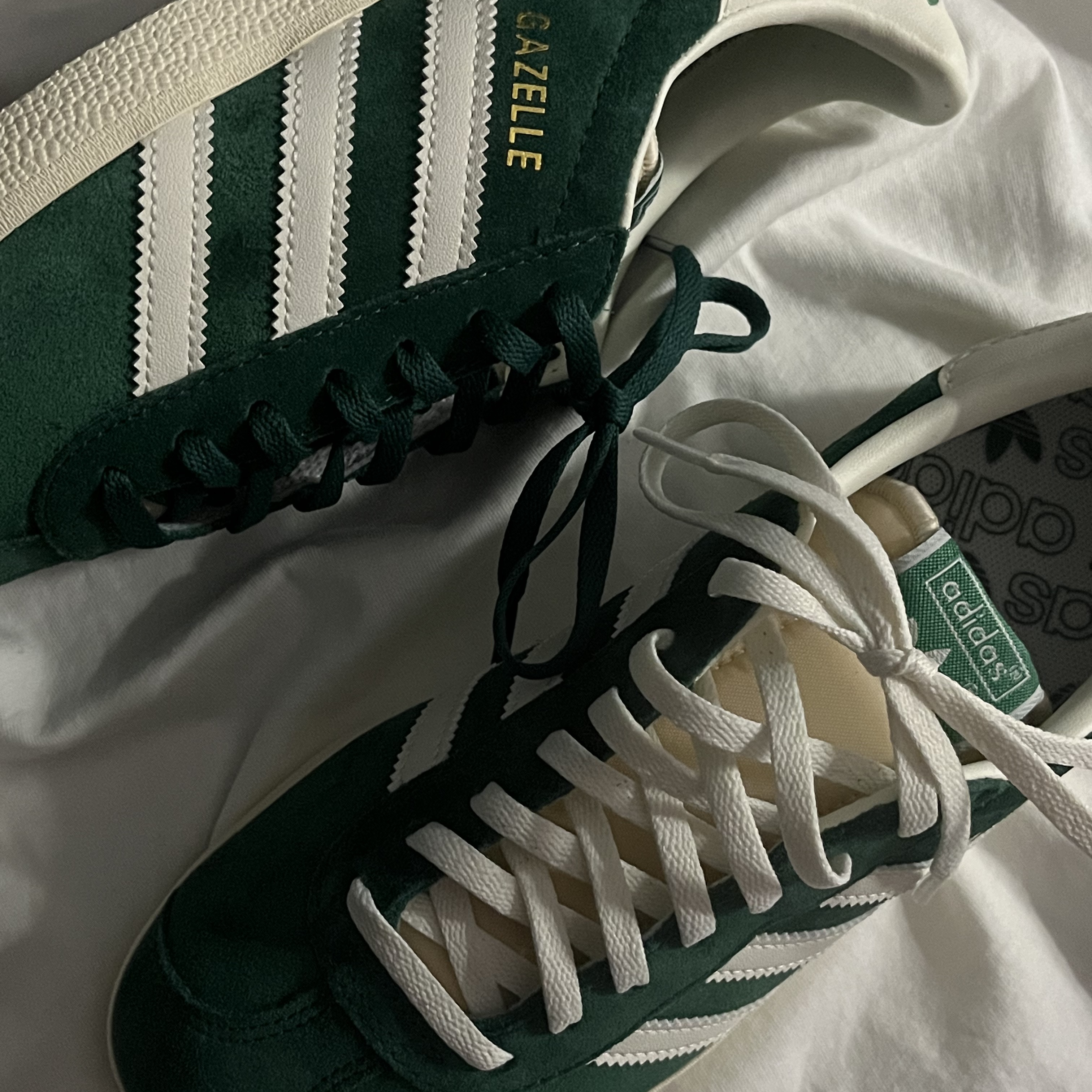 Adidas Gazelle Dark Green Cream White 착용 스타일 - 2