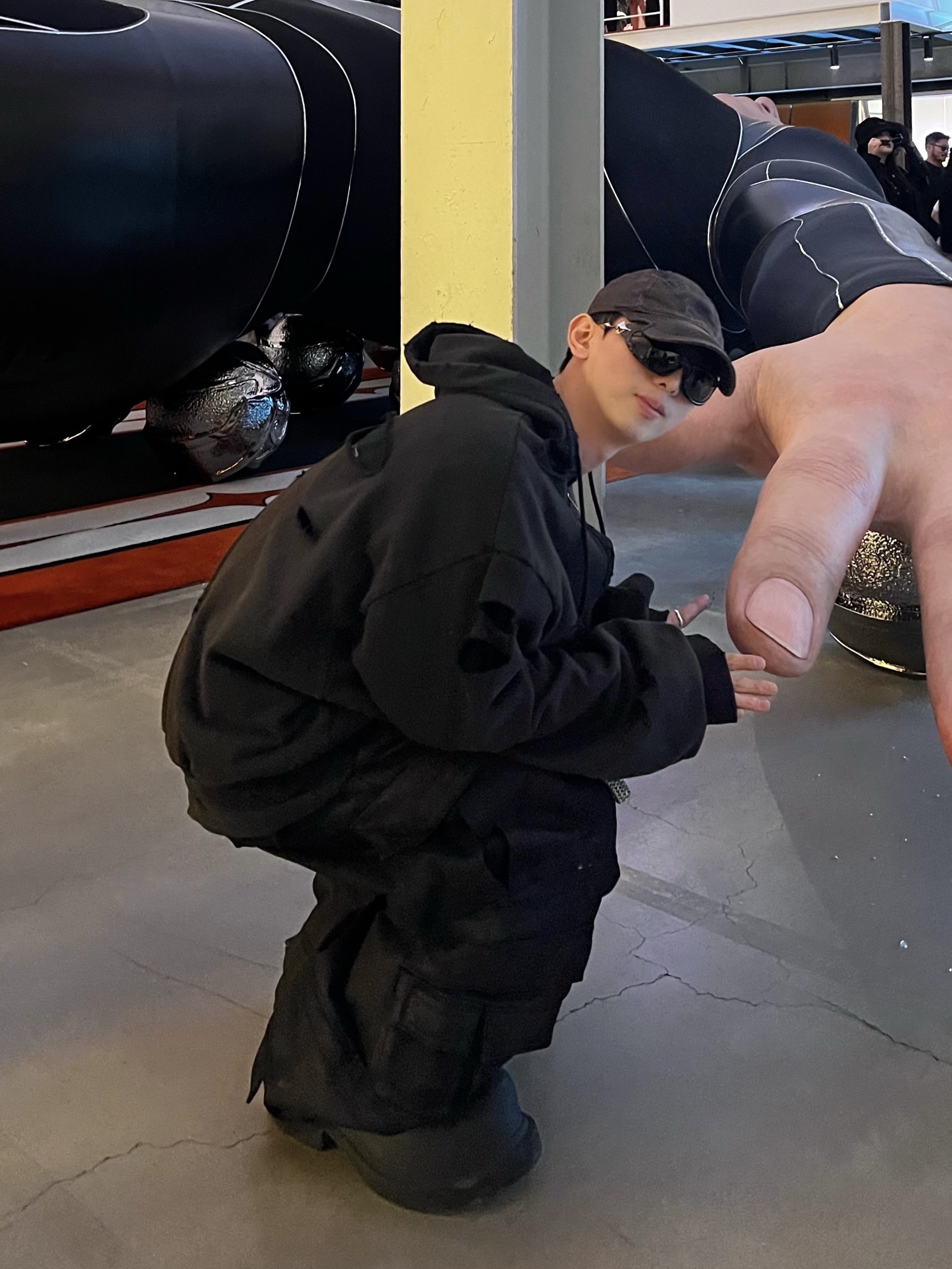 Balenciaga Steroid Derby Black, Project G/R Oversized Convertible Cargo Pants Coated Black 착용 스타일 - 1