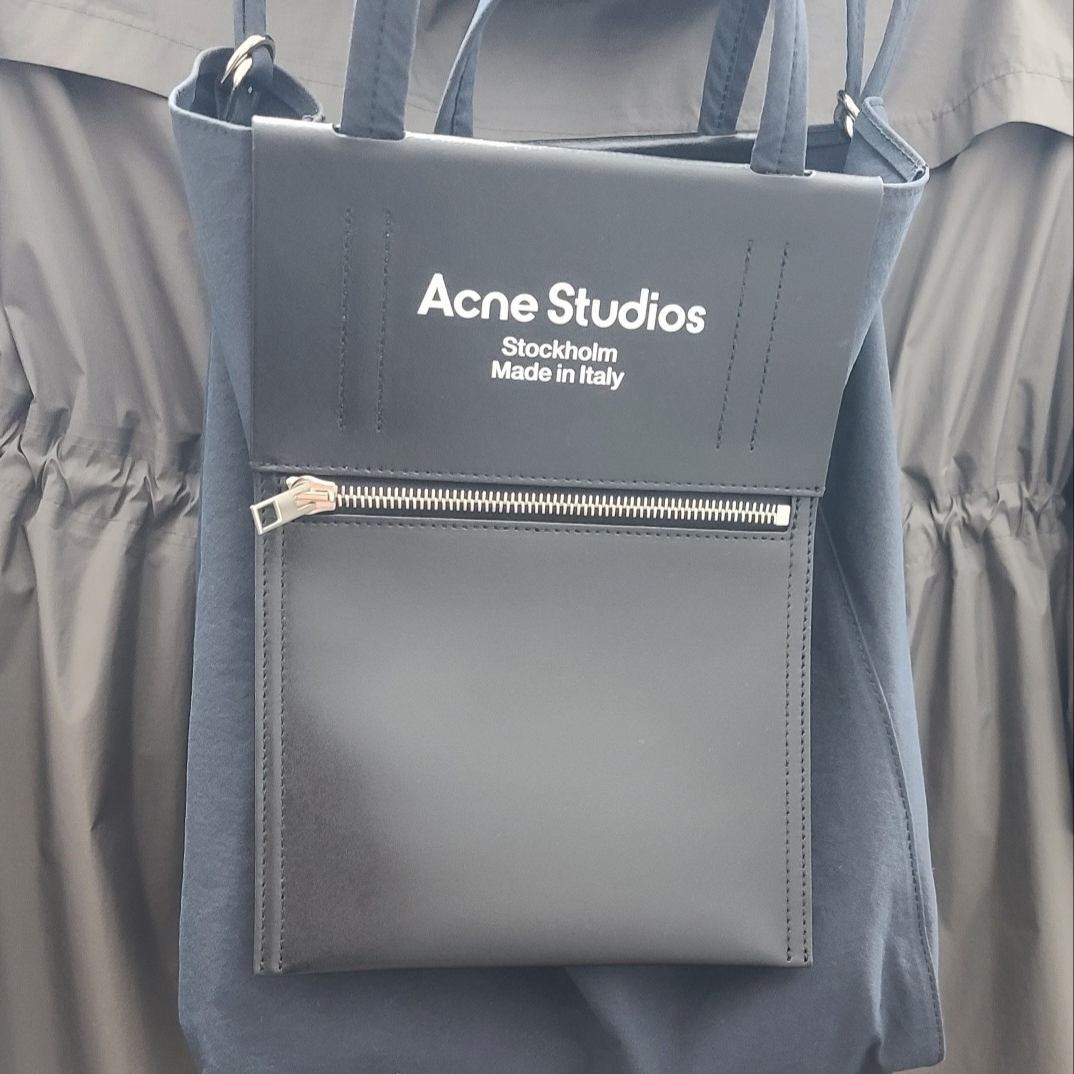Acne Studios Baker Out Medium Tote Bag Black 착용 스타일