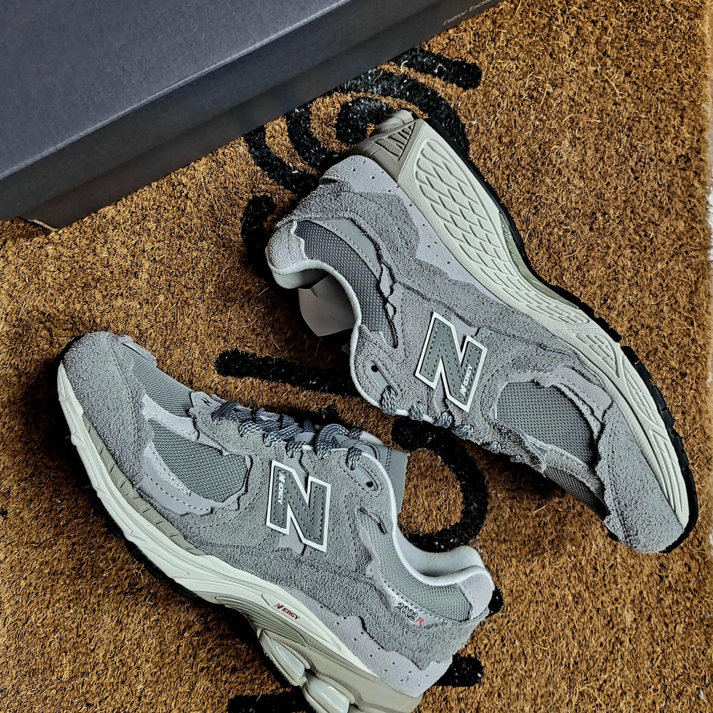 New Balance 2002R Grey 착용 스타일