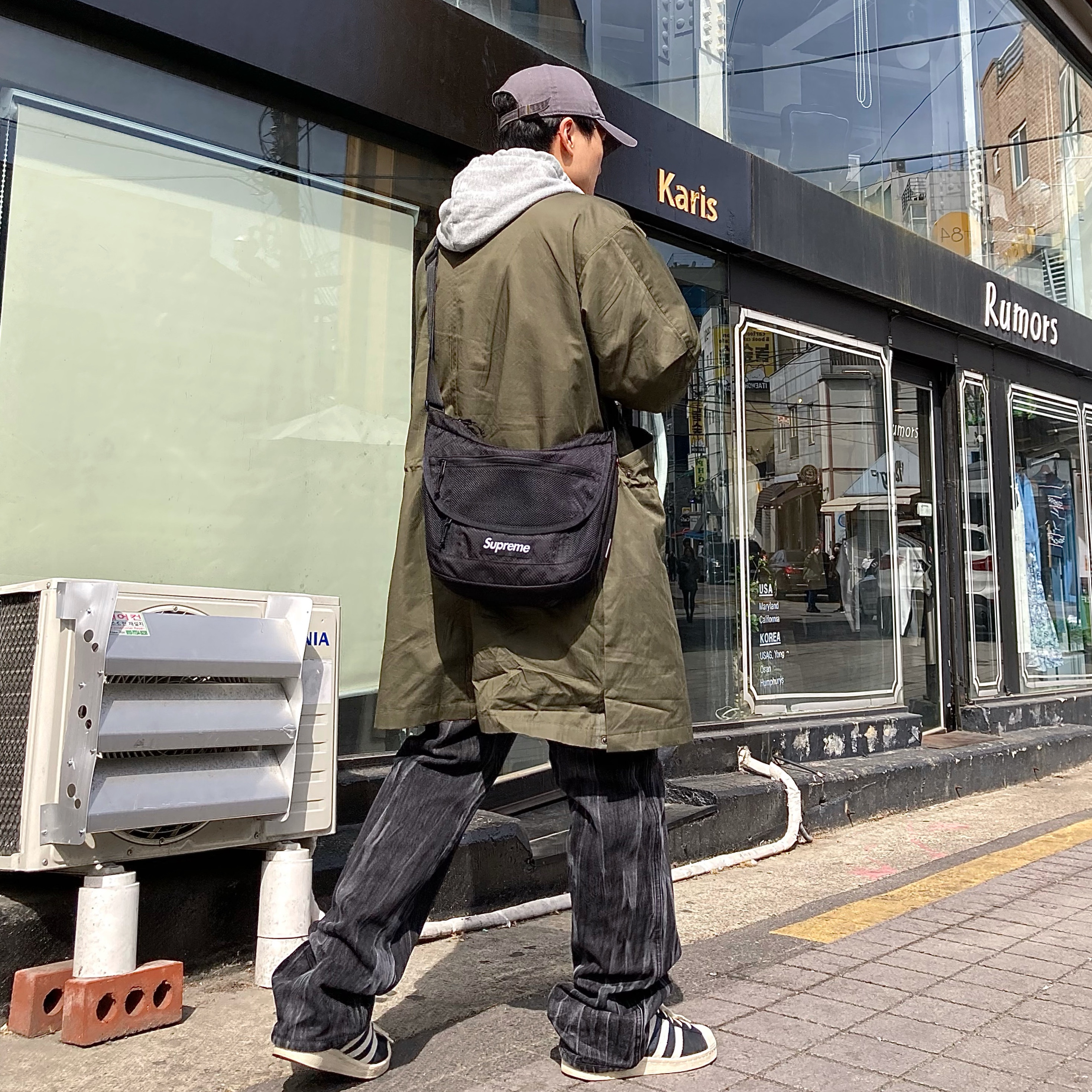Supreme Small Messenger Bag Black - 22SS 착용 스타일