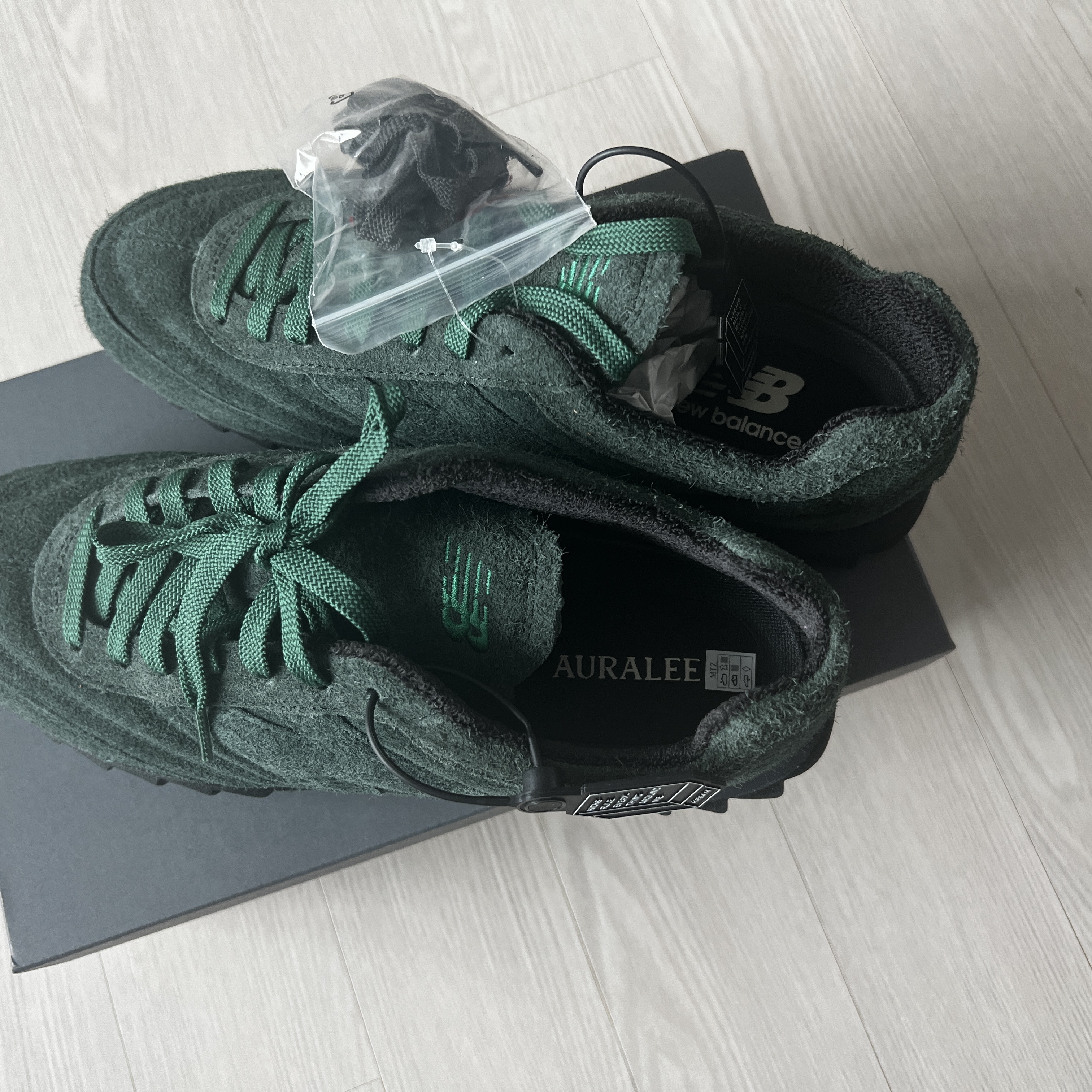 New Balance x Auralee RC30 Hunter Green 착용 스타일 - 2