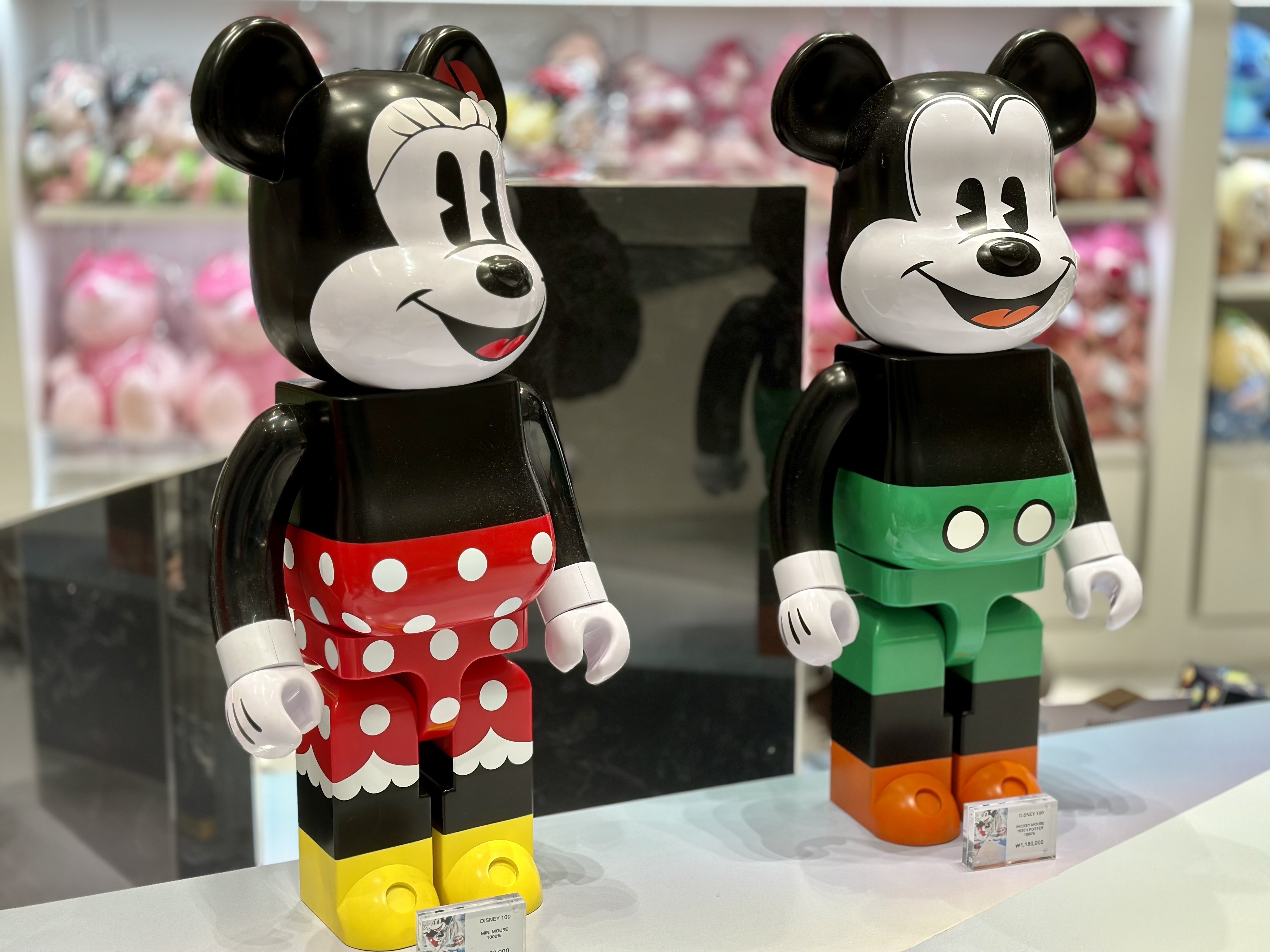 Bearbrick Minnie Mouse 100％ & 400％ Set, Bearbrick Mickey Mouse 1930's Poster 100% & 400% Set 착용 스타일