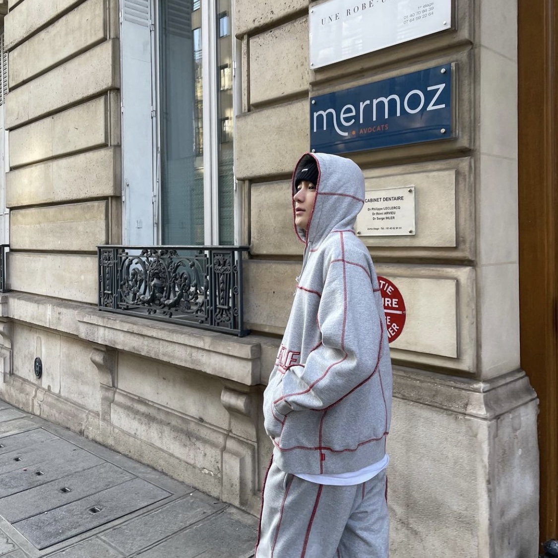 Supreme Overdyed Beanie Black, Supreme Coverstitch Sweatpants Heather Grey - 22SS 착용 스타일 - 2