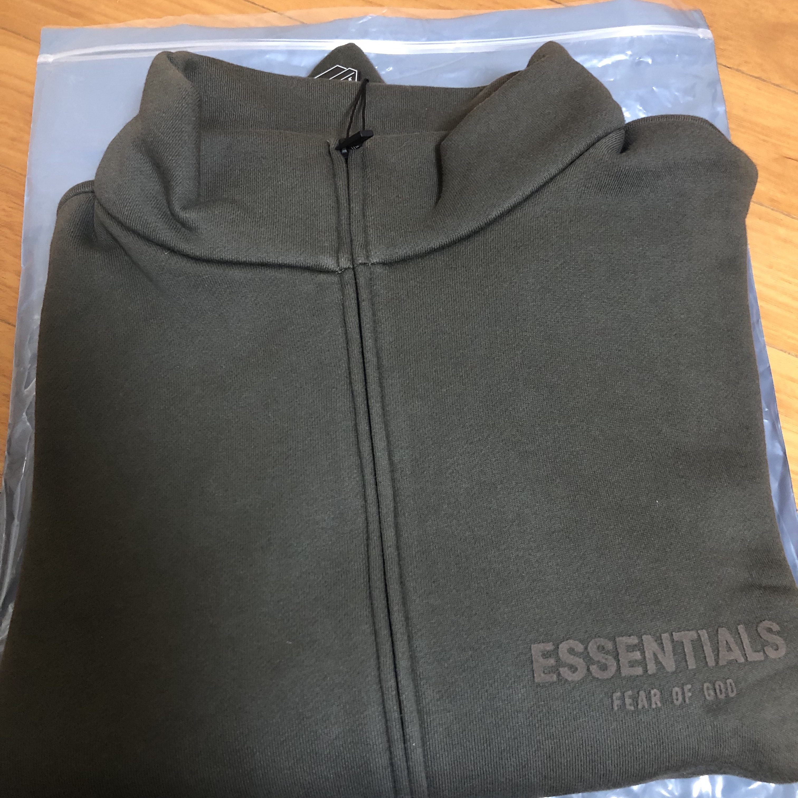 (W) Essentials Full Zip Jacket Off Black - 22FW 착용 스타일