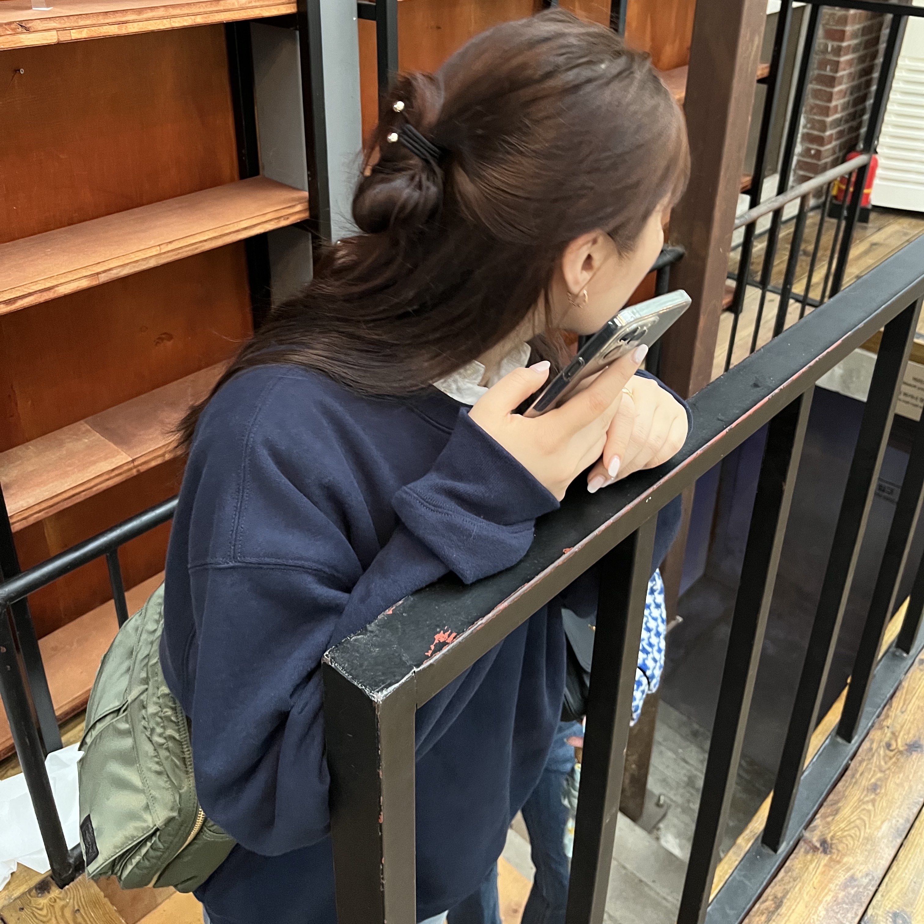 포터 탱커 숄더백 세이지 그린, 포터 탱커 숄더백 스몰 세이지 그린 착용 스타일 - 2