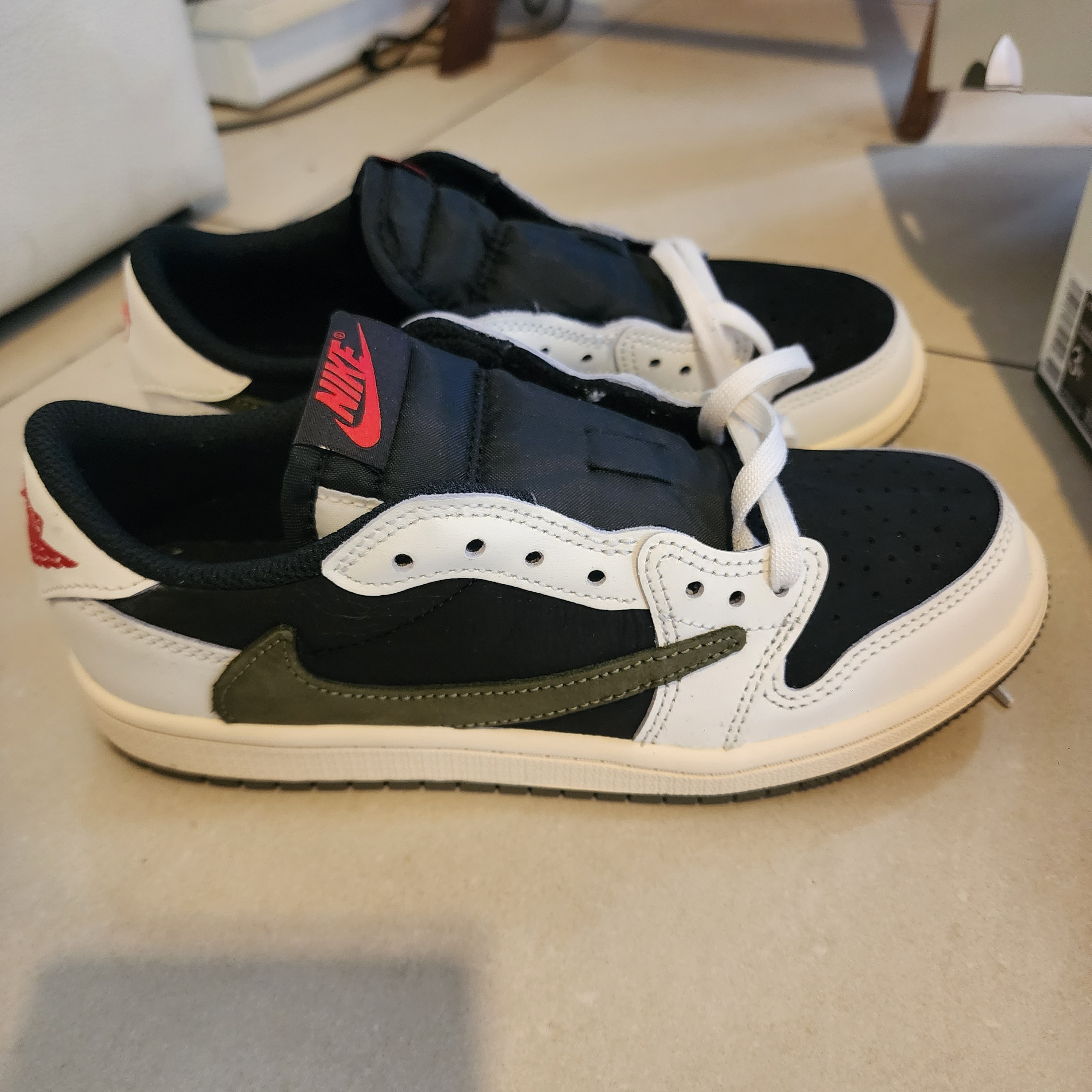 (PS) Jordan 1 x Travis Scott Retro Low OG SP Medium Olive 착용 스타일 - 2