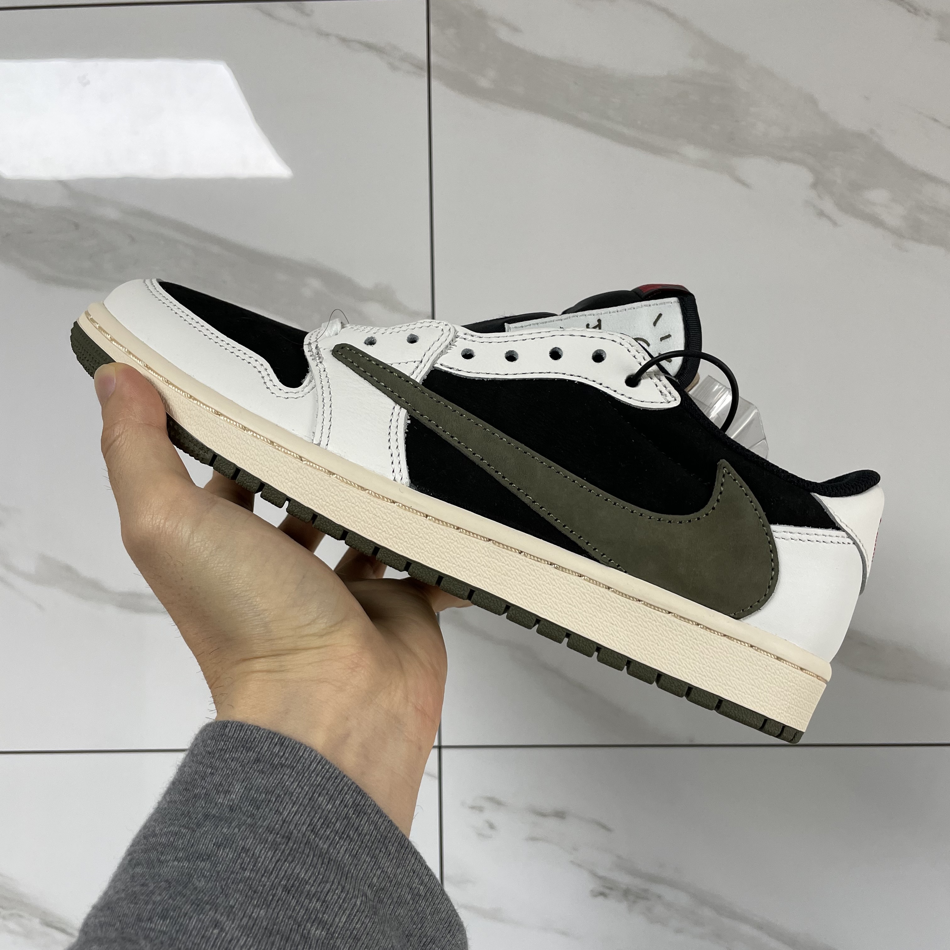 (W) Jordan 1 x Travis Scott Retro Low OG SP Medium Olive 착용 스타일 - 1