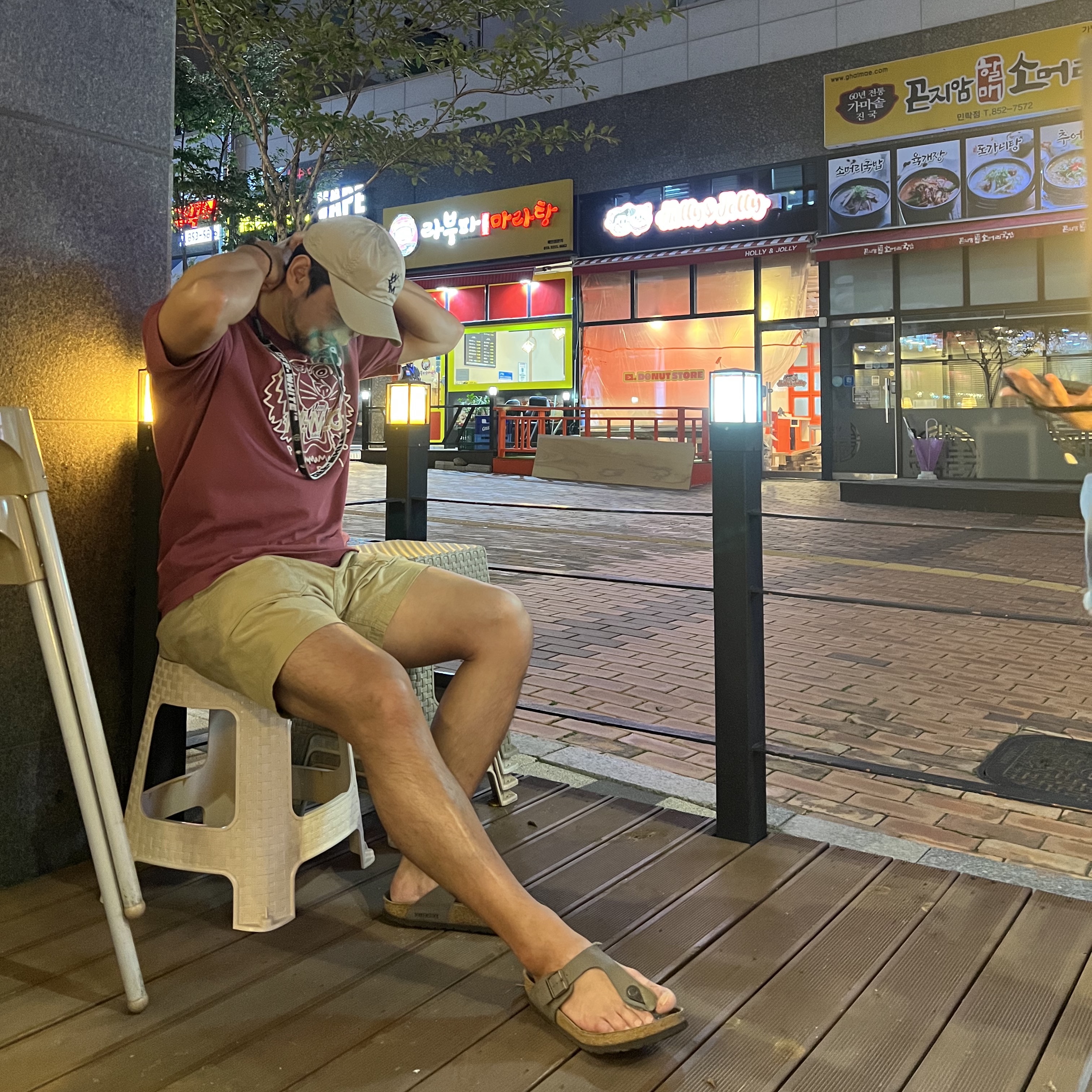 우영미 블랙 로고 나일론 볼캡 베이지 - 22SS 착용 스타일 - 2
