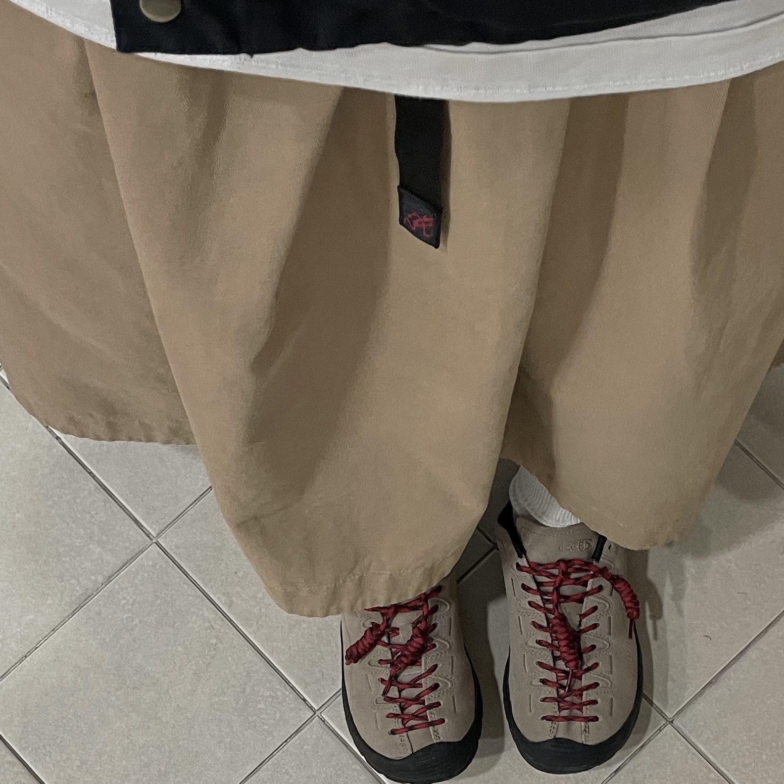 Keen Jasper Suede Sneakers Silver Mink 착용 스타일 - 1