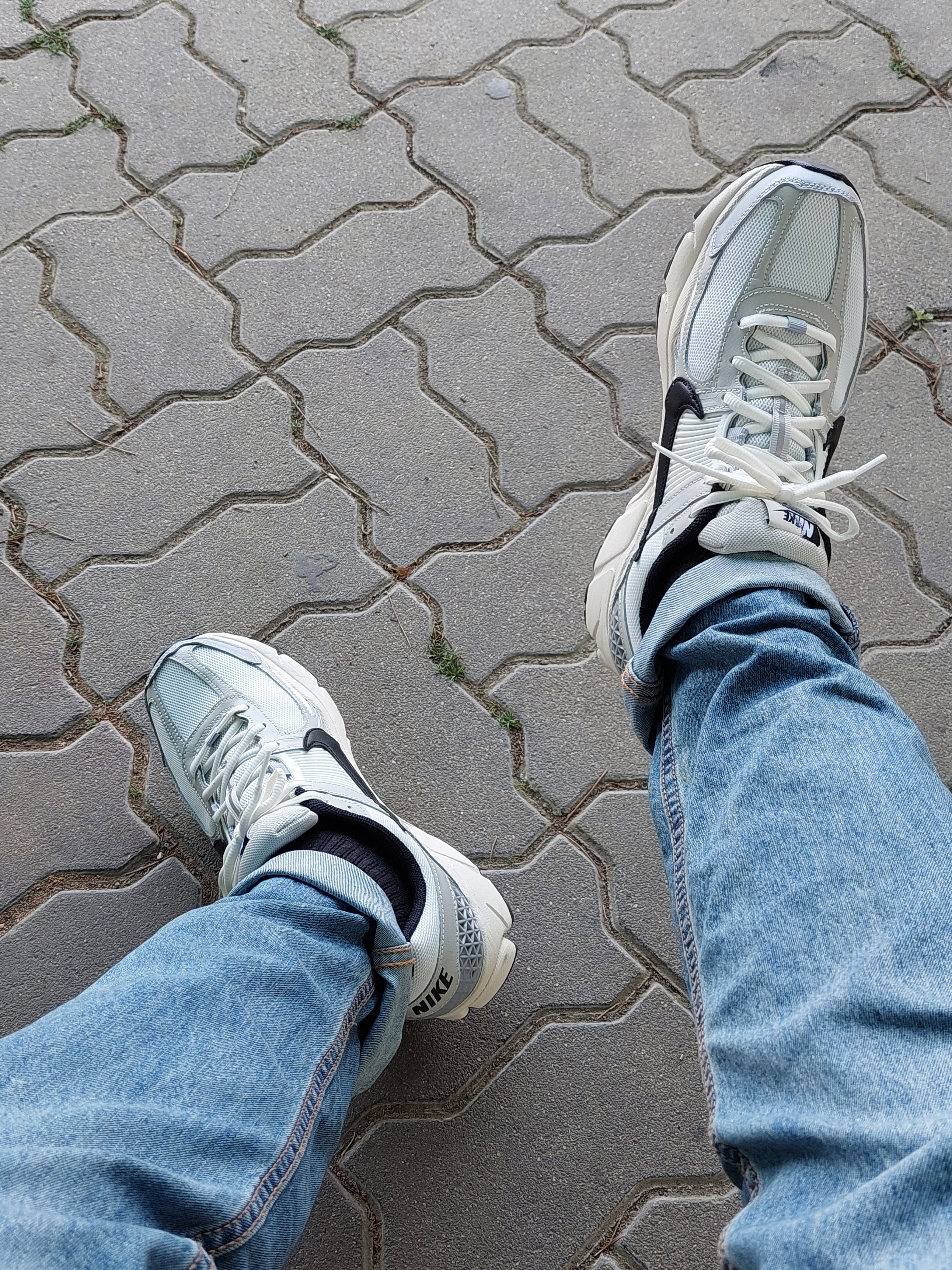 (W) Nike Zoom Vomero 5 Wolf Grey and Black 착용 스타일