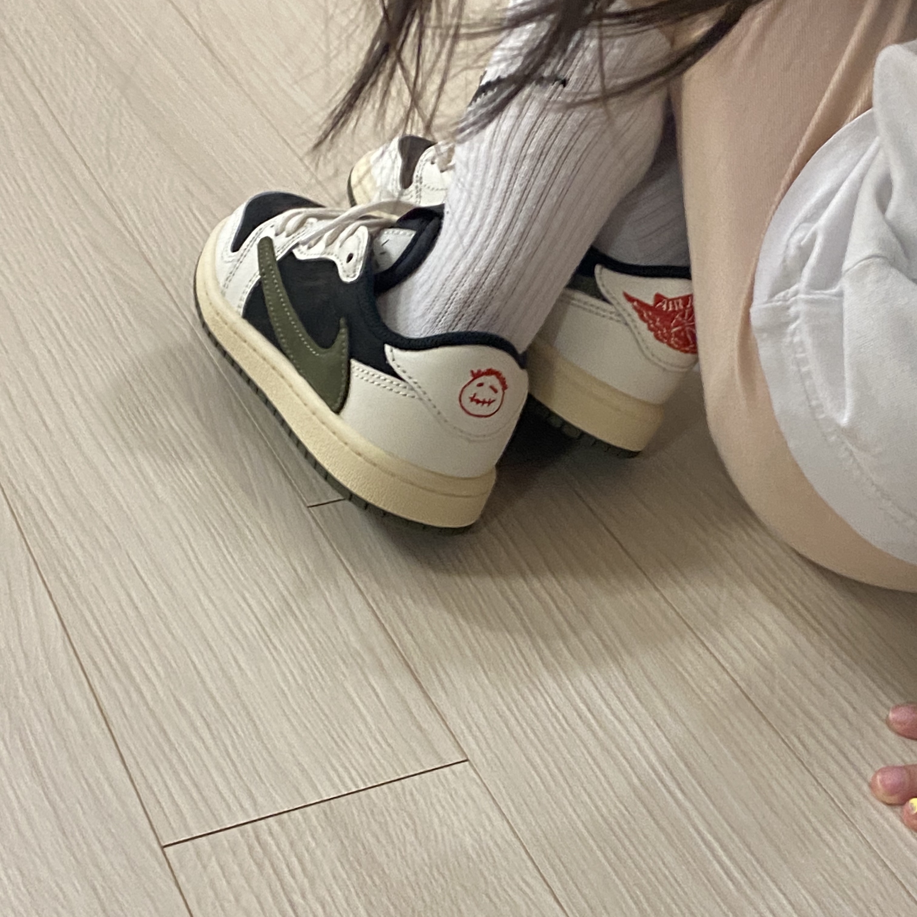 (PS) Jordan 1 x Travis Scott Retro Low OG SP Medium Olive 착용 스타일 - 1