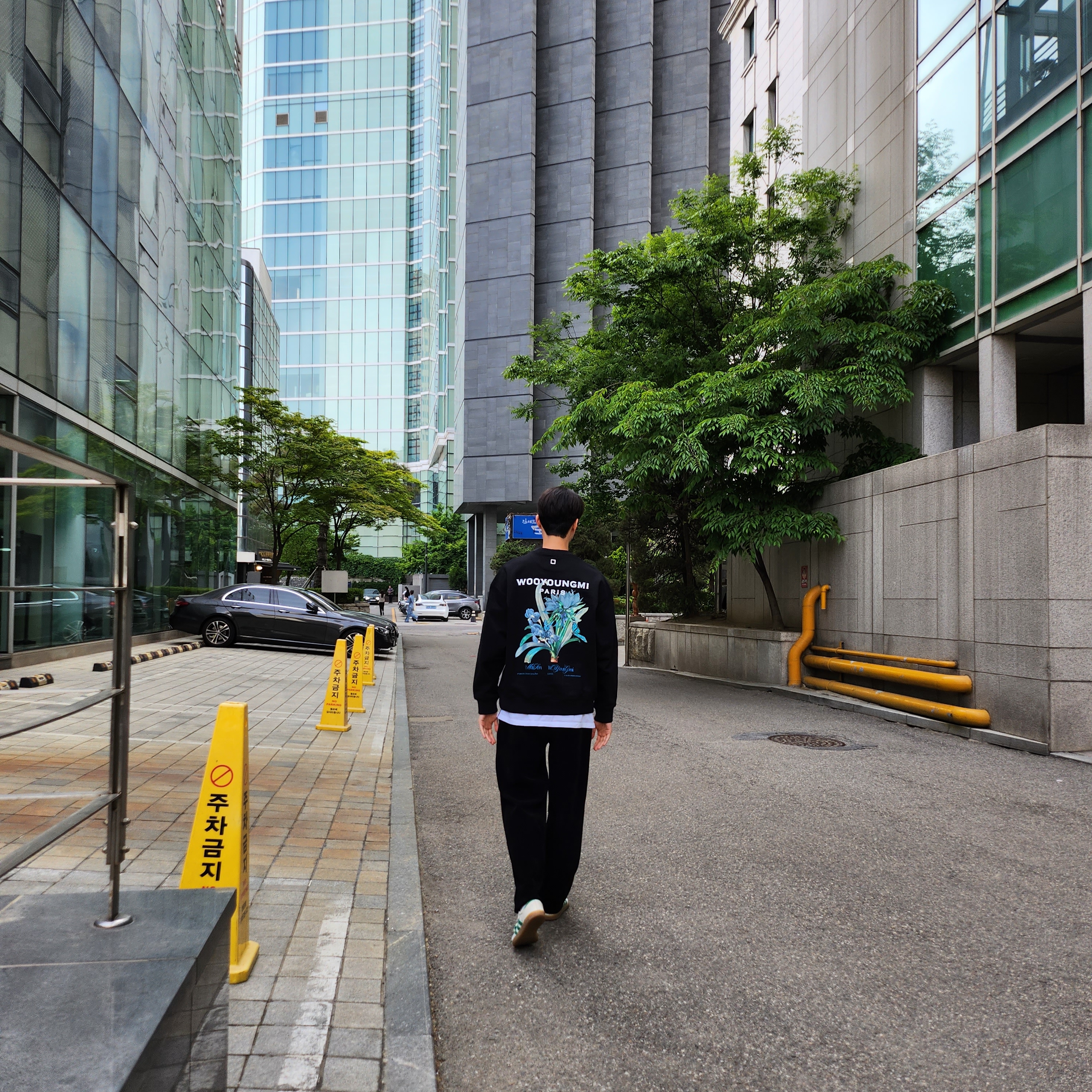 Wooyoungmi Flower Print Sweatshirt Black - 23SS, Wooyoungmi Butterfly Back Logo Sweatshirt Black - 23SS 착용 스타일 - 1
