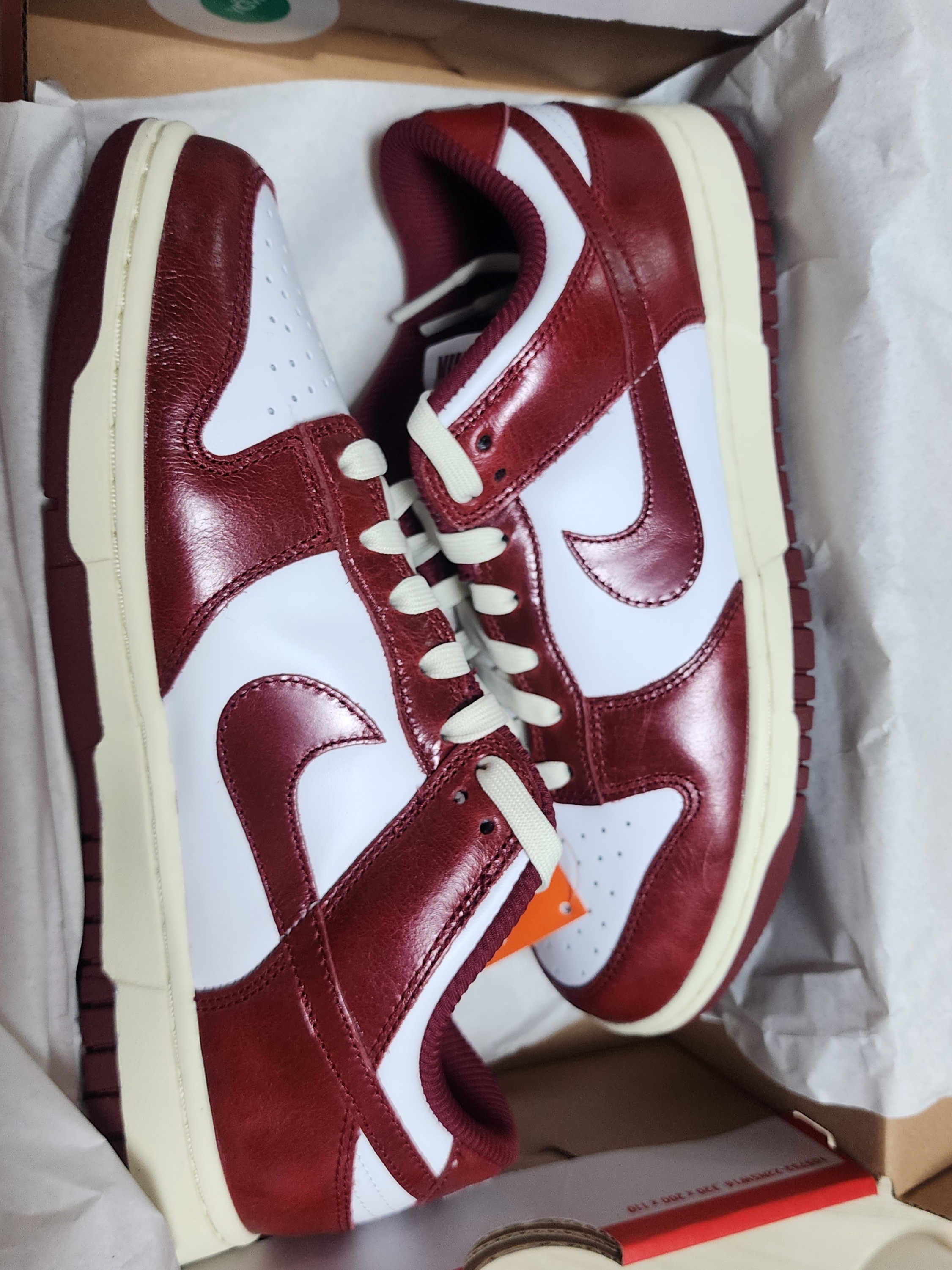 (W) Nike Dunk Low Retro PRM Team Red and White 착용 스타일 - 1
