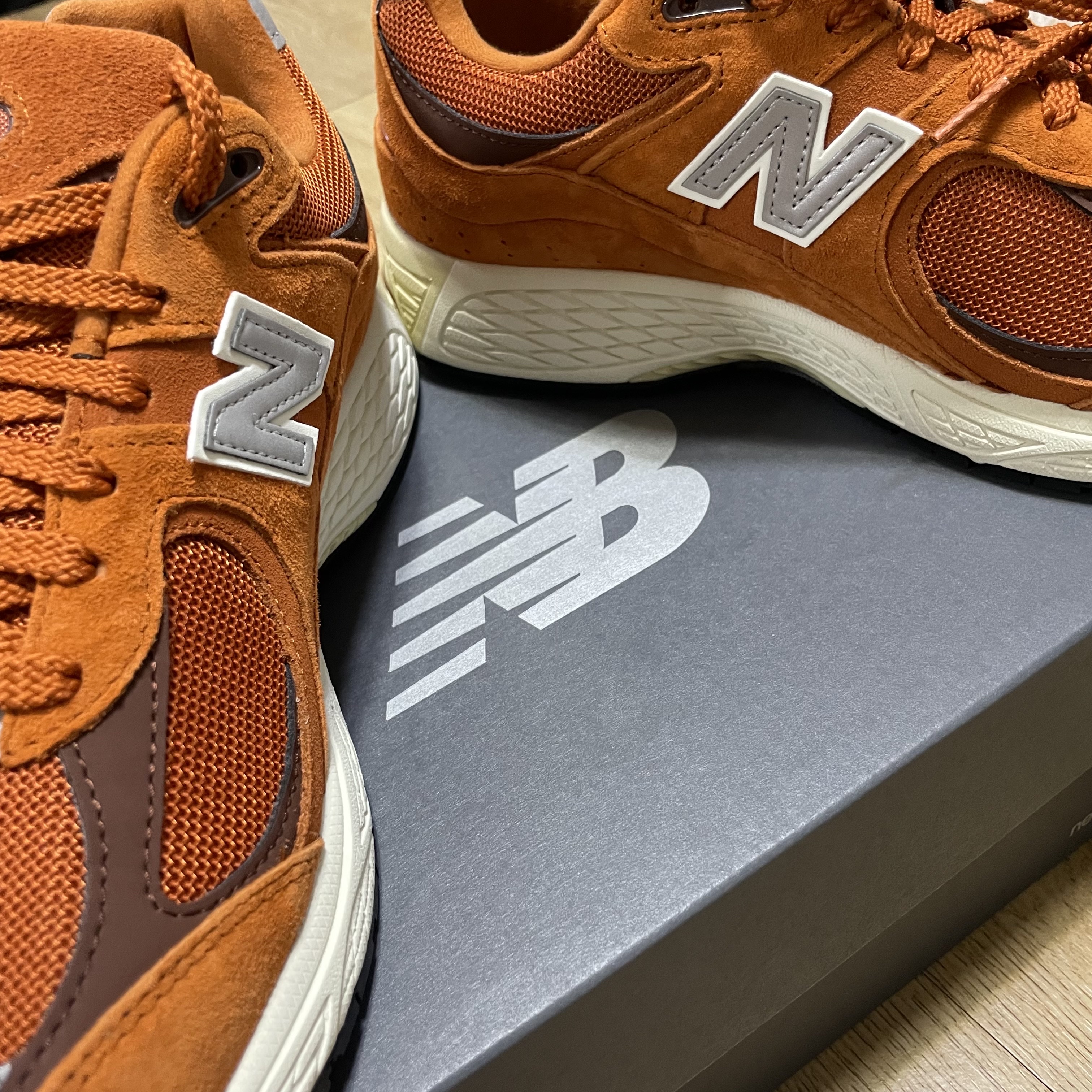 New Balance 2002R Rust Oxide 착용 스타일 - 1