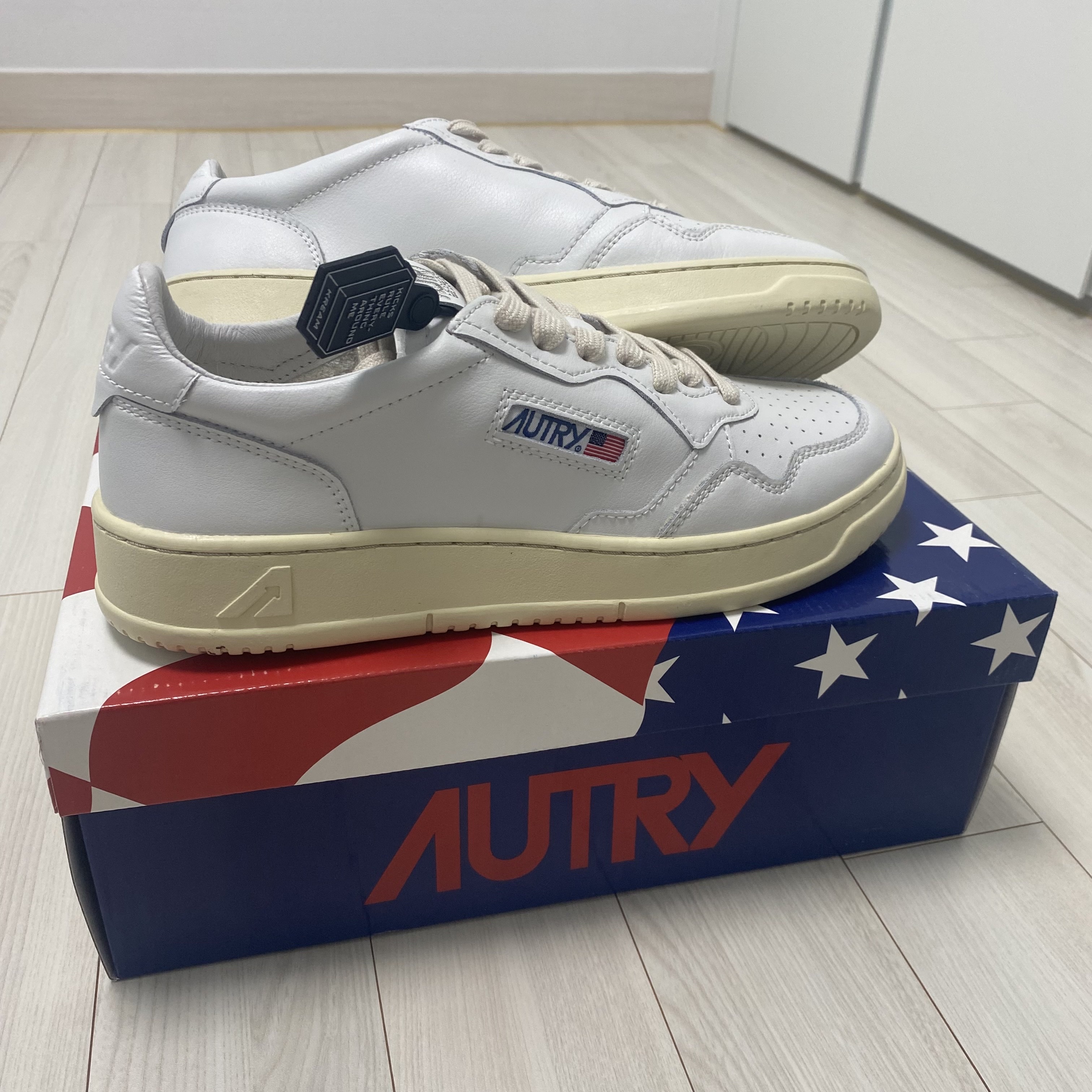 Autry Medalist Low Leather Sneakers White 착용 스타일
