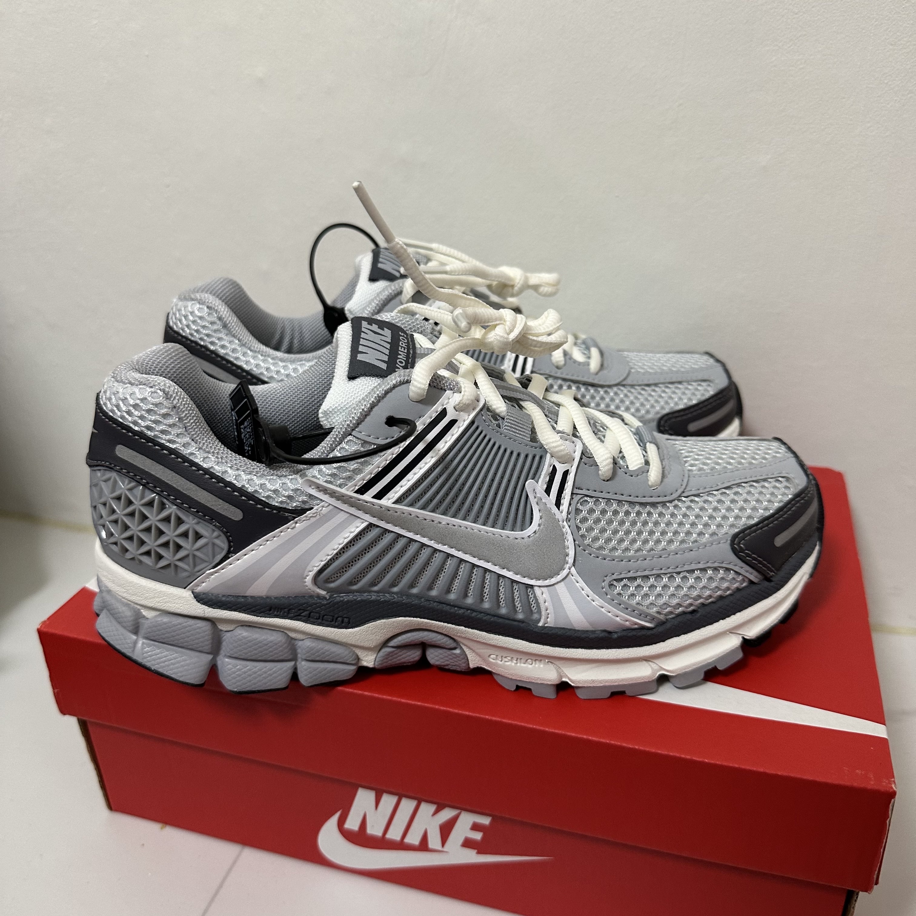 (W) Nike Zoom Vomero 5 Pure Platinum Metallic Silver 착용 스타일 - 1