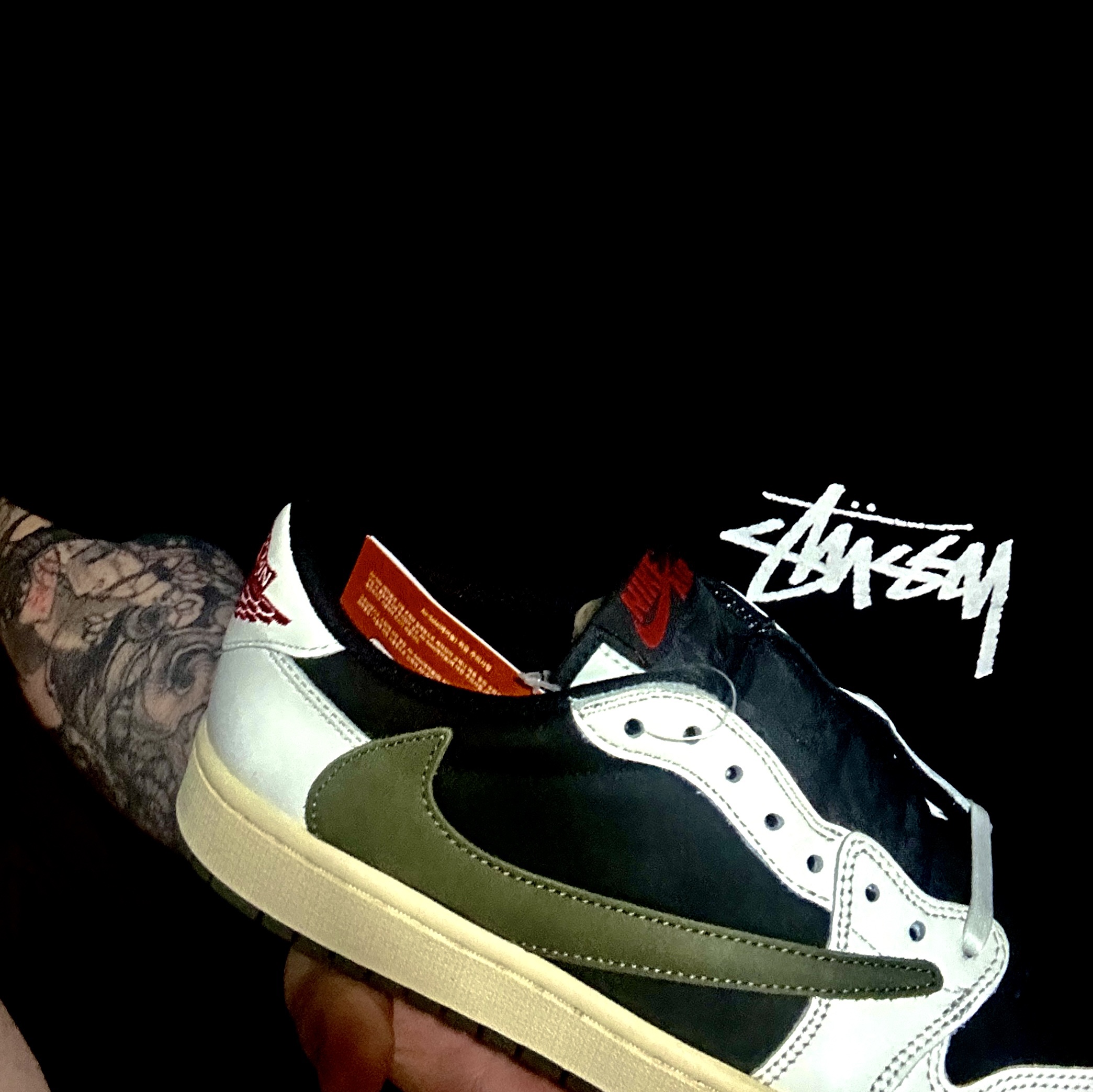 Stussy Fuzzy Dice T-Shirt Black, (W) Jordan 1 x Travis Scott Retro Low OG SP Medium Olive 착용 스타일