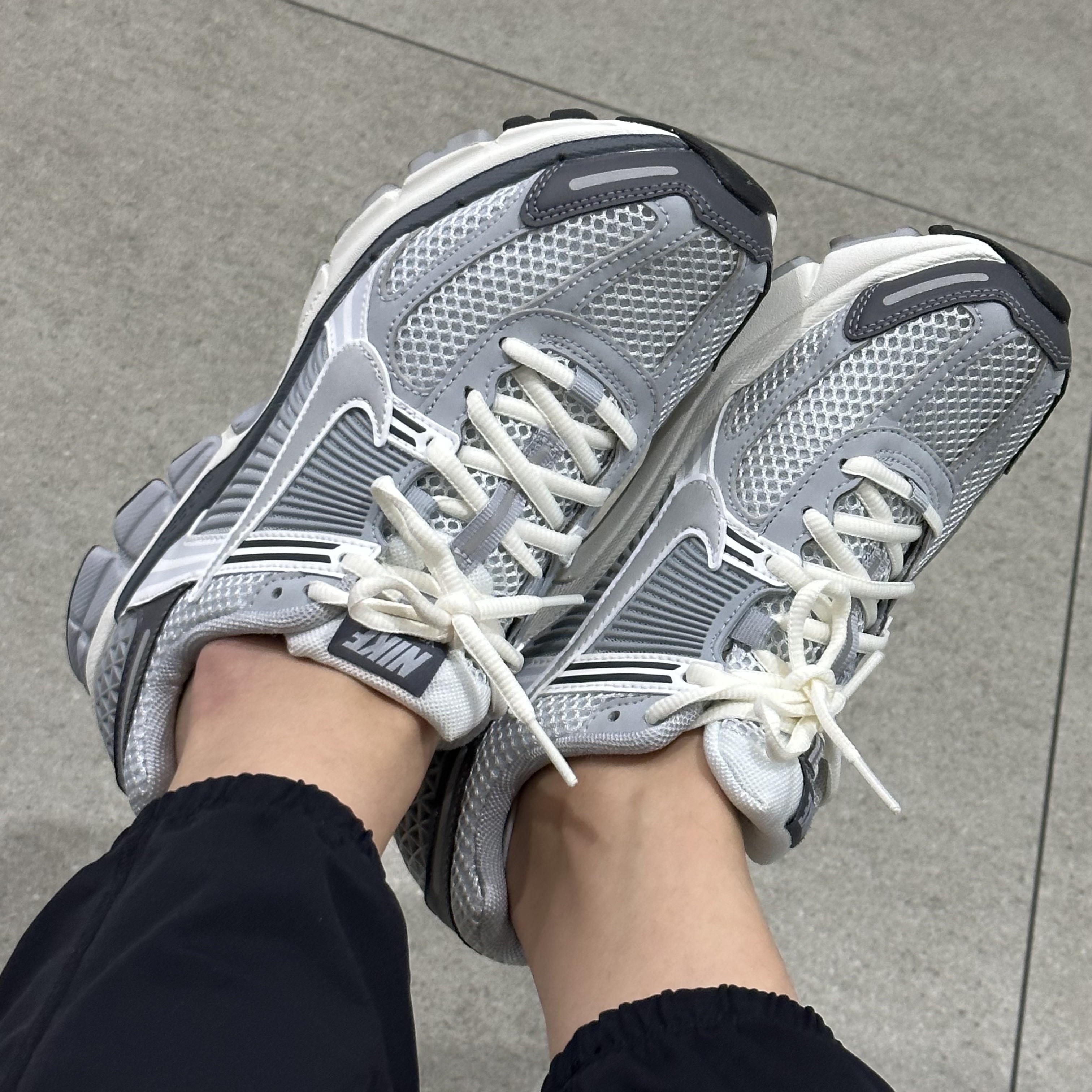 (W) Nike Zoom Vomero 5 Pure Platinum Metallic Silver 착용 스타일 - 2