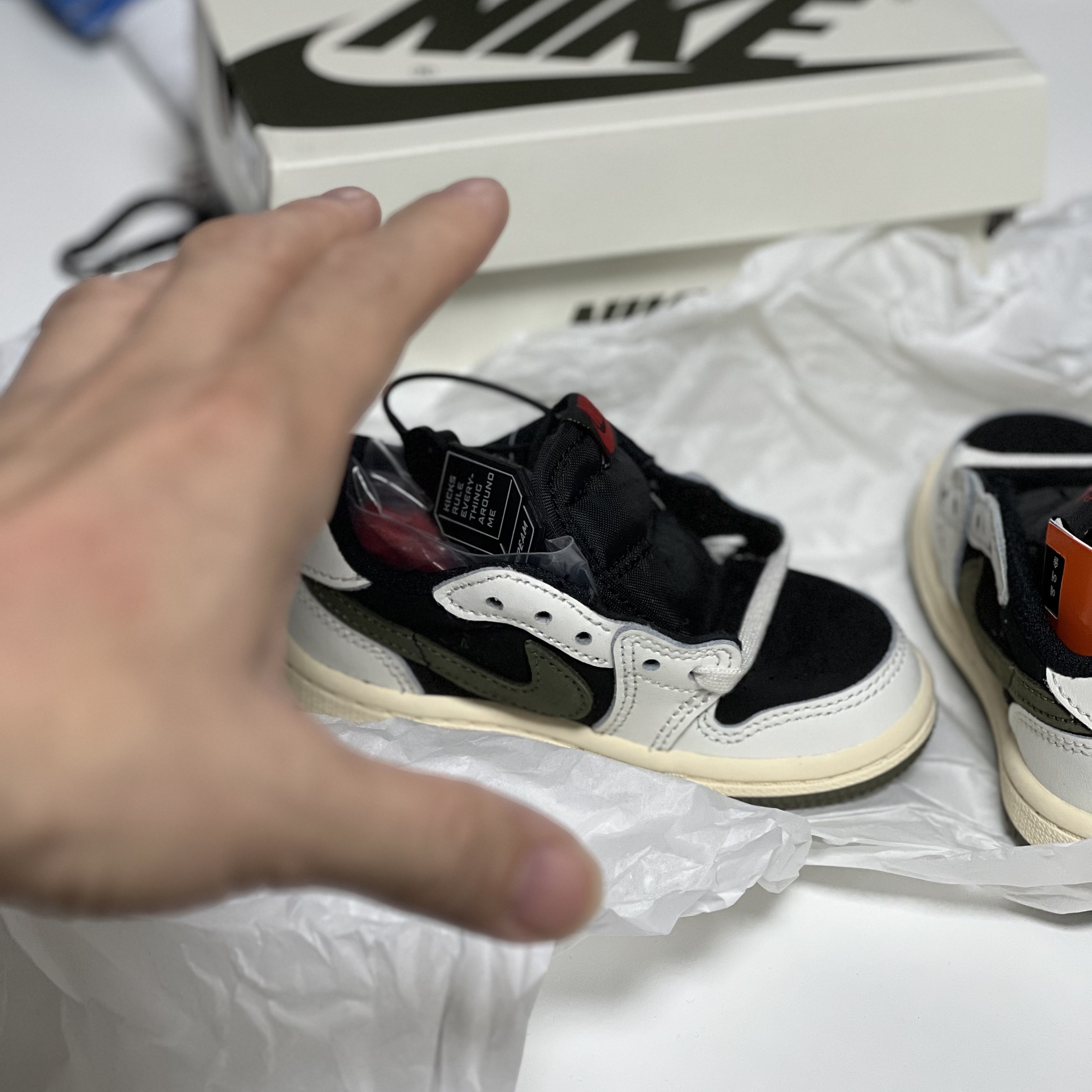 (TD) Jordan 1 x Travis Scott Retro Low OG SP Medium Olive 착용 스타일 - 2