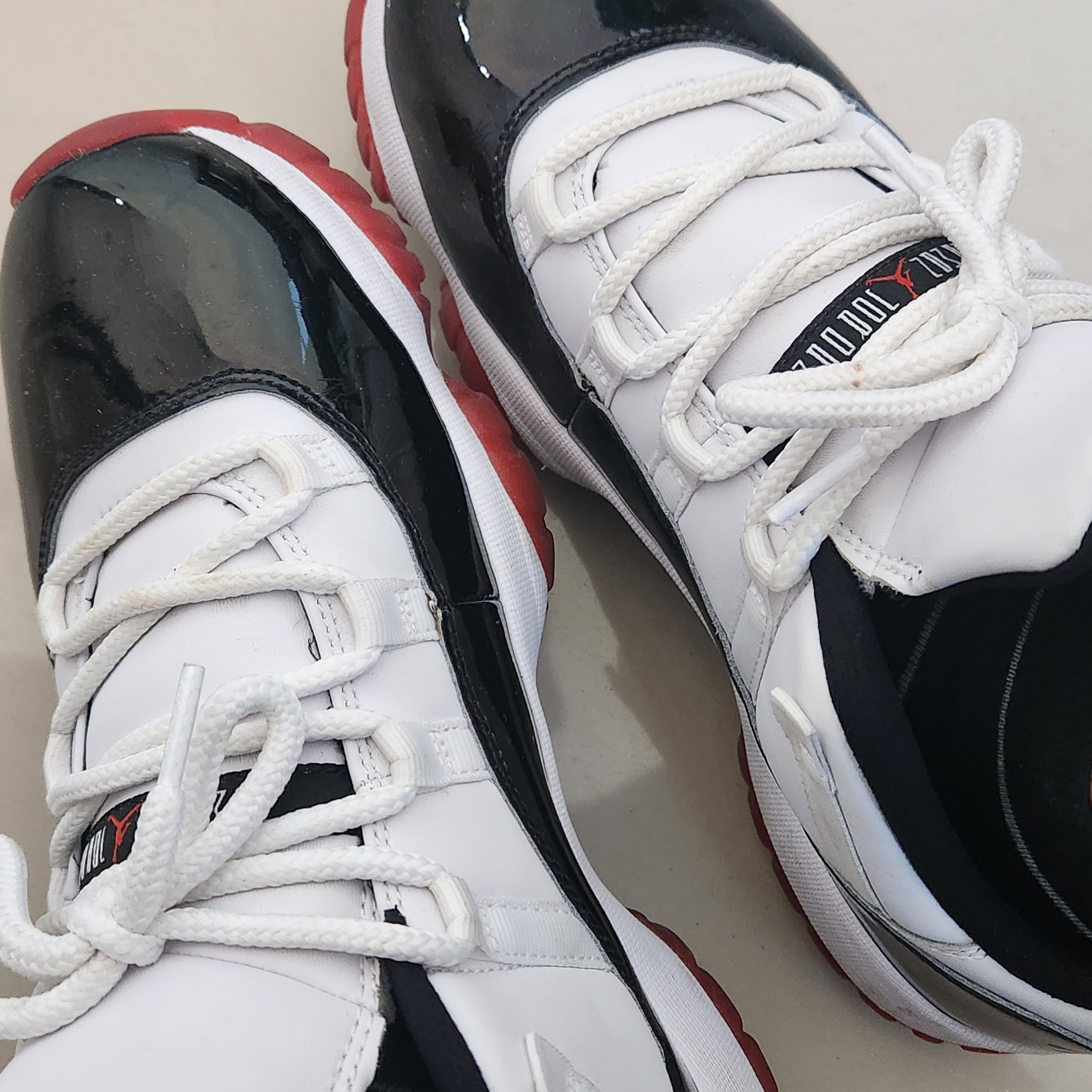 Jordan 11 Retro Low Concord Bred 착용 스타일 - 2