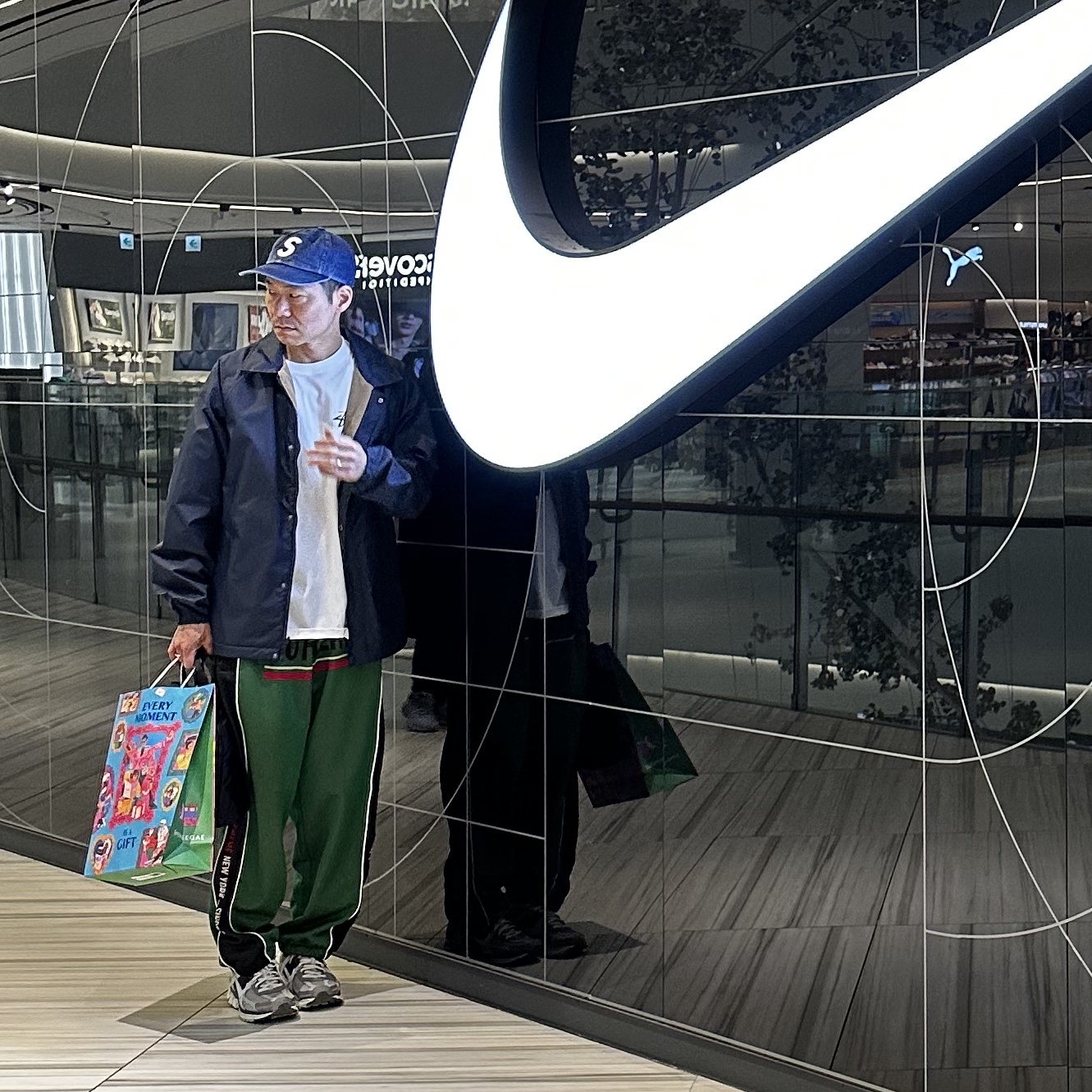 Supreme Pigment Print S Logo 6-Panel Indigo - 22FW, Supreme World Famous Jacquard Track Pants Green - 22FW 착용 스타일
